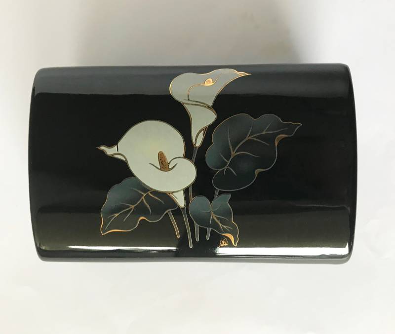 Vintage Schwarze Keramik Trinket Box Signierte Calla Lilie Porzellan Schmuckschatulle von NewLookJewelryArt