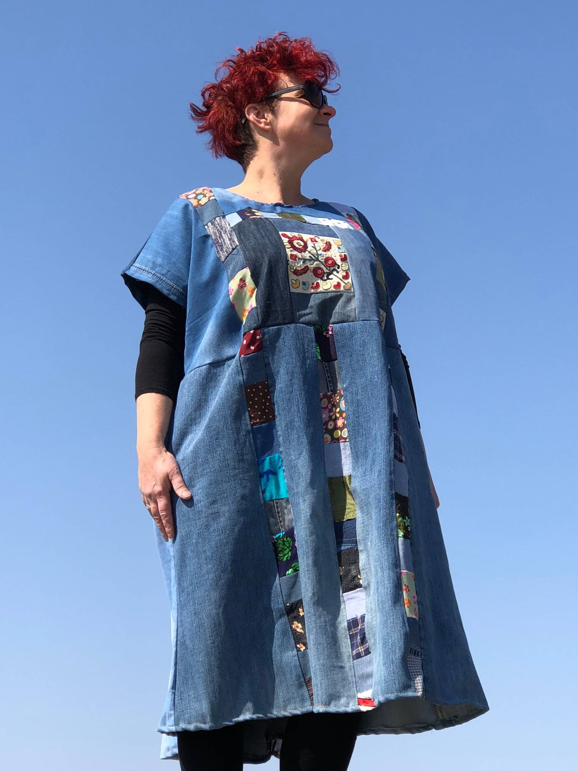 Denim Midi Kleid Patchwork Plus-Size Bunt Muster Blau Jeans Tunika Kurzarm Funky Frühling Sommer Einzigartig Handgemacht Upcycled Stickerei von NewLoveStory