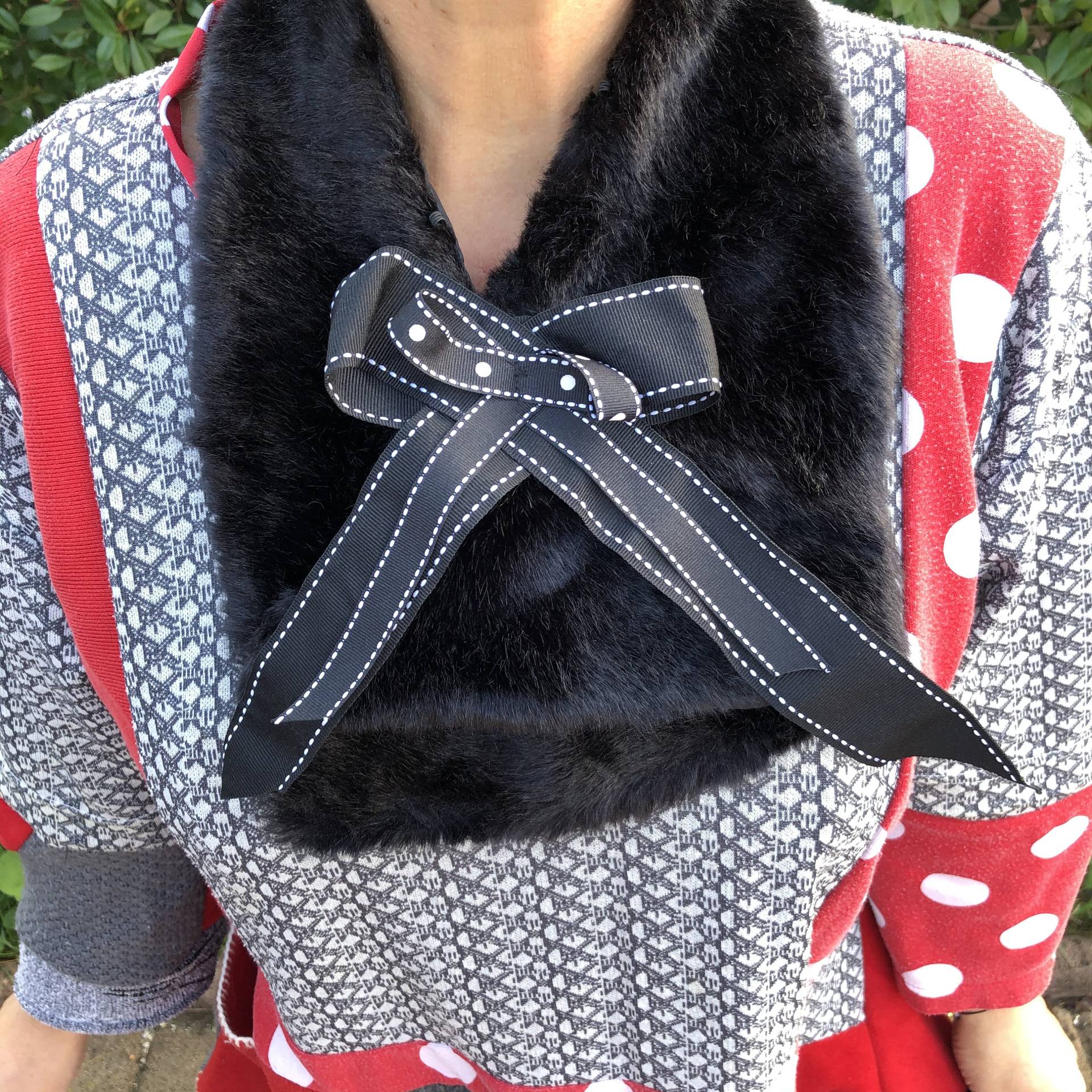 Wärme Mich Auf Schwarzer Halswärmer Aus Kunstfell - Weich, Einzigartig, Handgefertigt Mit Einer Schleifenbrosche, Etwas Besonderes, Bestes von NewLoveStory