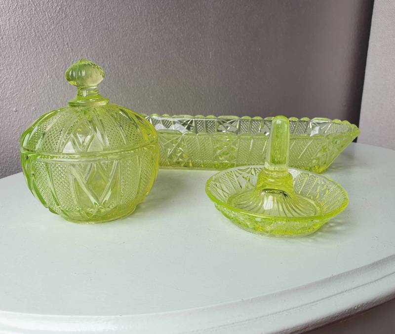 Vintage-Ringschale, Gericht Mit Deckel Und Längliche Schüssel Anna Grünes Glas Jahre 70 von NewTimesFinds