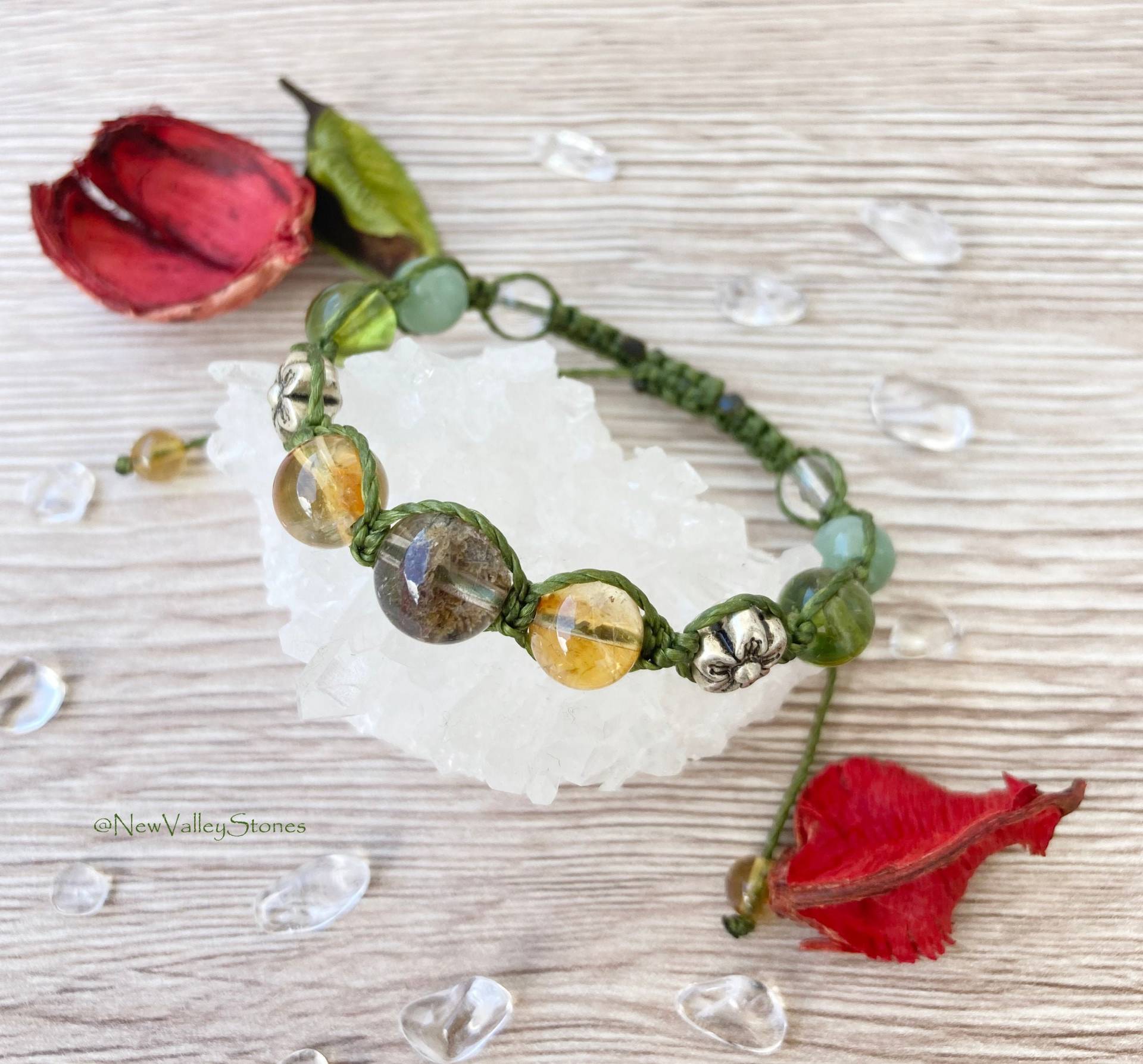 Perlenarmband Mit Gartenquarz, Citrin, Peridot, Jade Und Quarz, Heilsteinen, Makramee Armband, Unikat Schmuck "Gardenia" Perlenarmband Mit Gartenquarz, Citrin, Peridot, Jade Und Quarz, Heilsteinen, Makramee Armband, Unikat Schmuck "Gardenia" von NewValleyStones