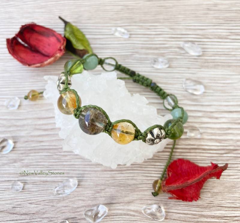 Perlenarmband Mit Gartenquarz, Citrin, Peridot, Jade Und Quarz, Heilsteinen, Makramee Armband, Unikat Schmuck "Gardenia" Perlenarmband Mit Gartenquarz, Citrin, Peridot, Jade Und Quarz, Heilsteinen, Makramee Armband, Unikat Schmuck "Gardenia" von NewValleyStones