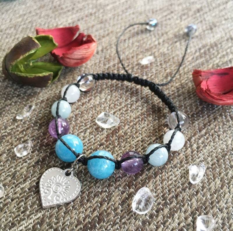 Perlenarmband Mit Tiefblauem Aquamarin, Amethyst, Mondstein, Quarz, Aqua Aura "Kingdom Charm" Makramee Armband Perlenarmband Mit Tiefblauem Aquamarin, Amethyst, Mondstein, Quarz, Aqua Aura "Kingdom Charm" Makramee Armband von NewValleyStones