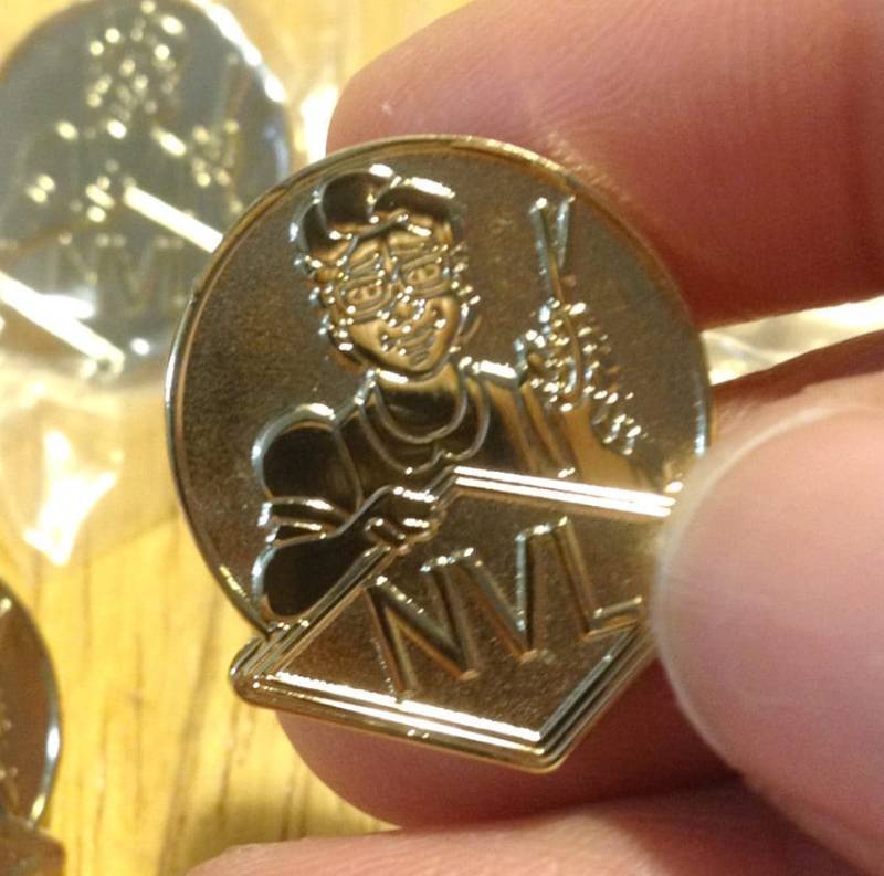 Exklusive Nvl "Gold' Anstecknadel 1 Zoll von NewVintageLady