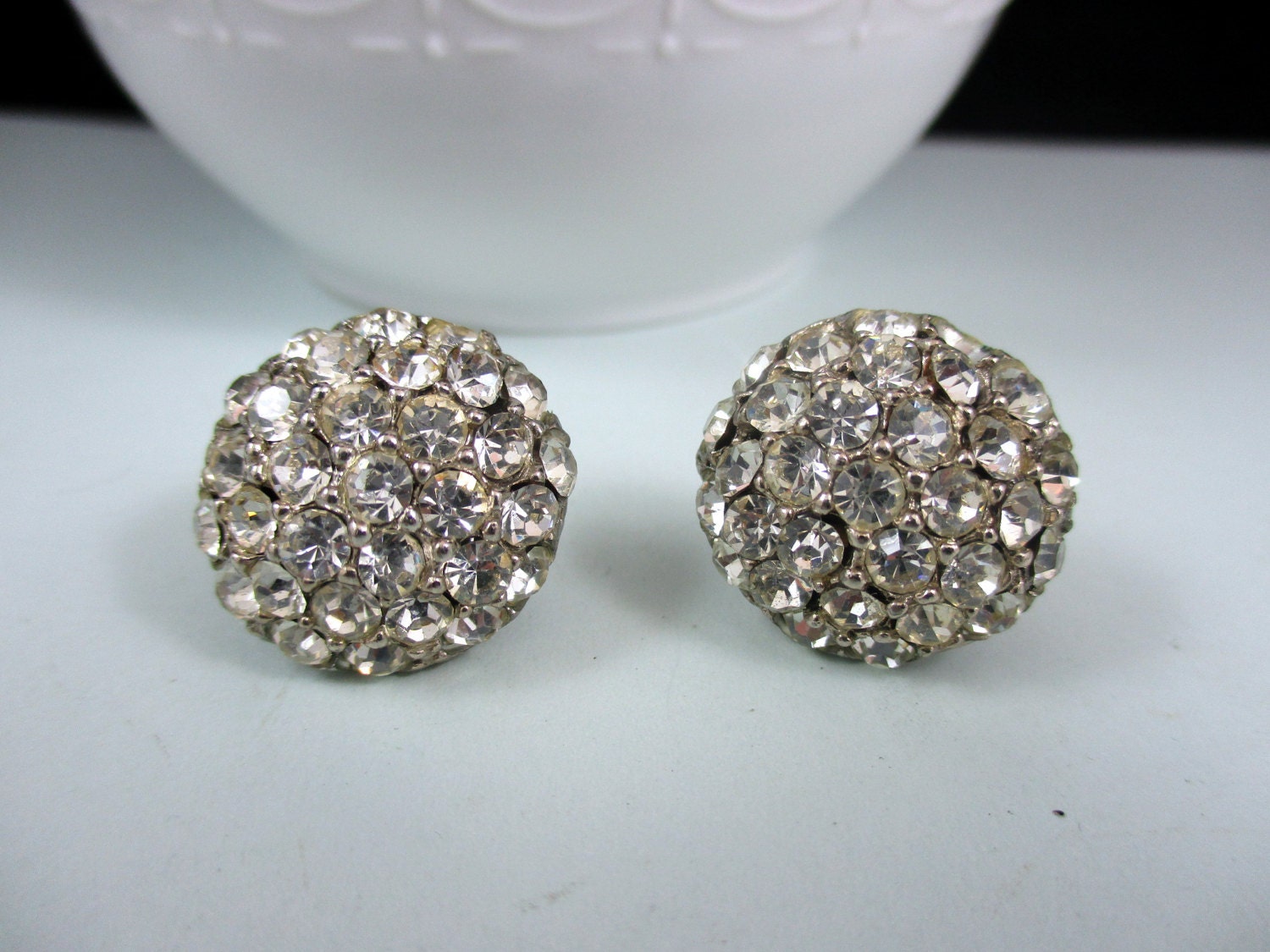 Classy Klare Strass Cabochon Silberfarbene Ohrringe Zum Schrauben Classy Klare Strass Cabochon Silberfarbene Ohrringe Zum Schrauben von NewVisionVCJ