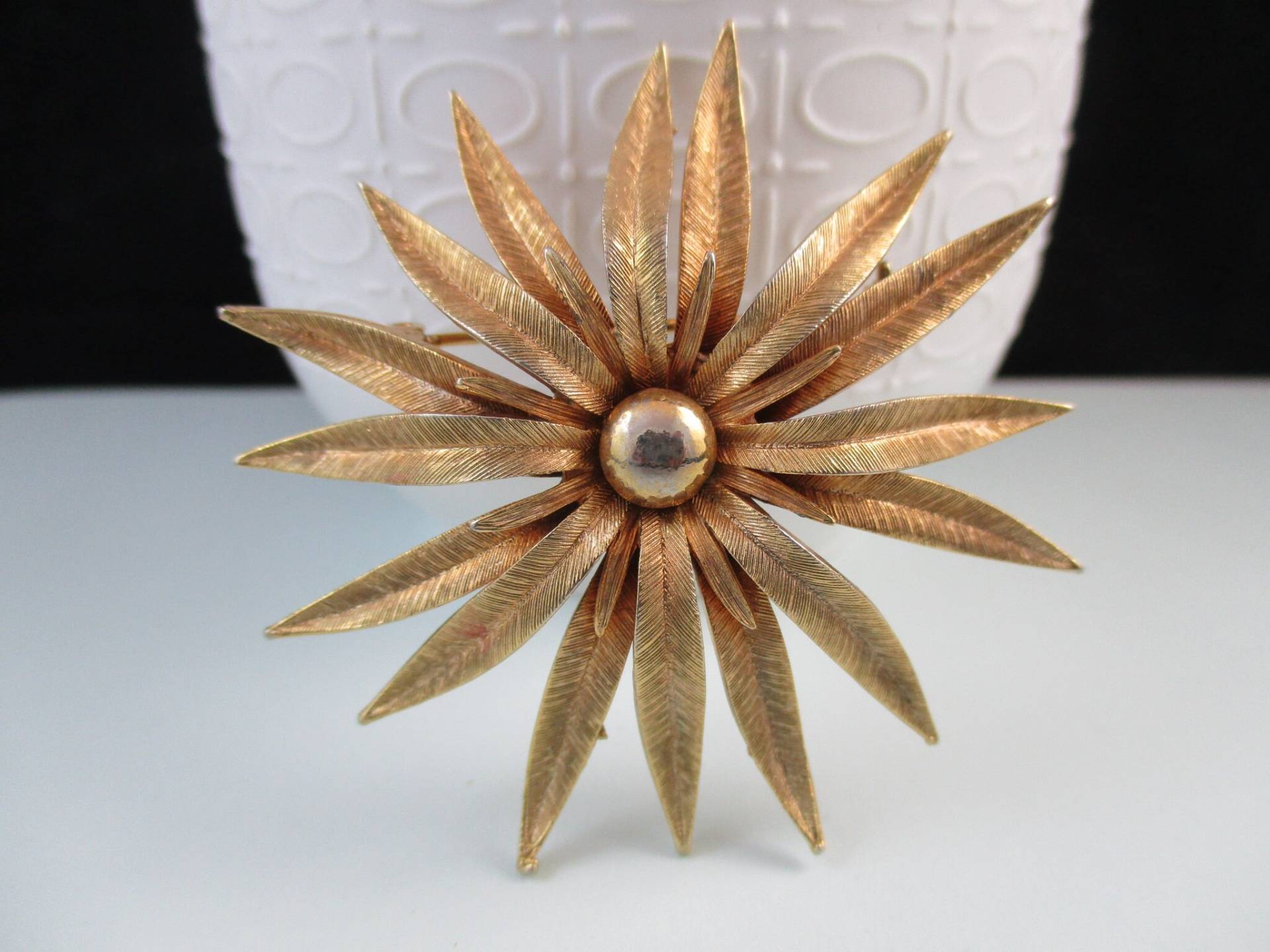 Classy Multi Layered Floral Gold Tone Brooch Pin von NewVisionVCJ