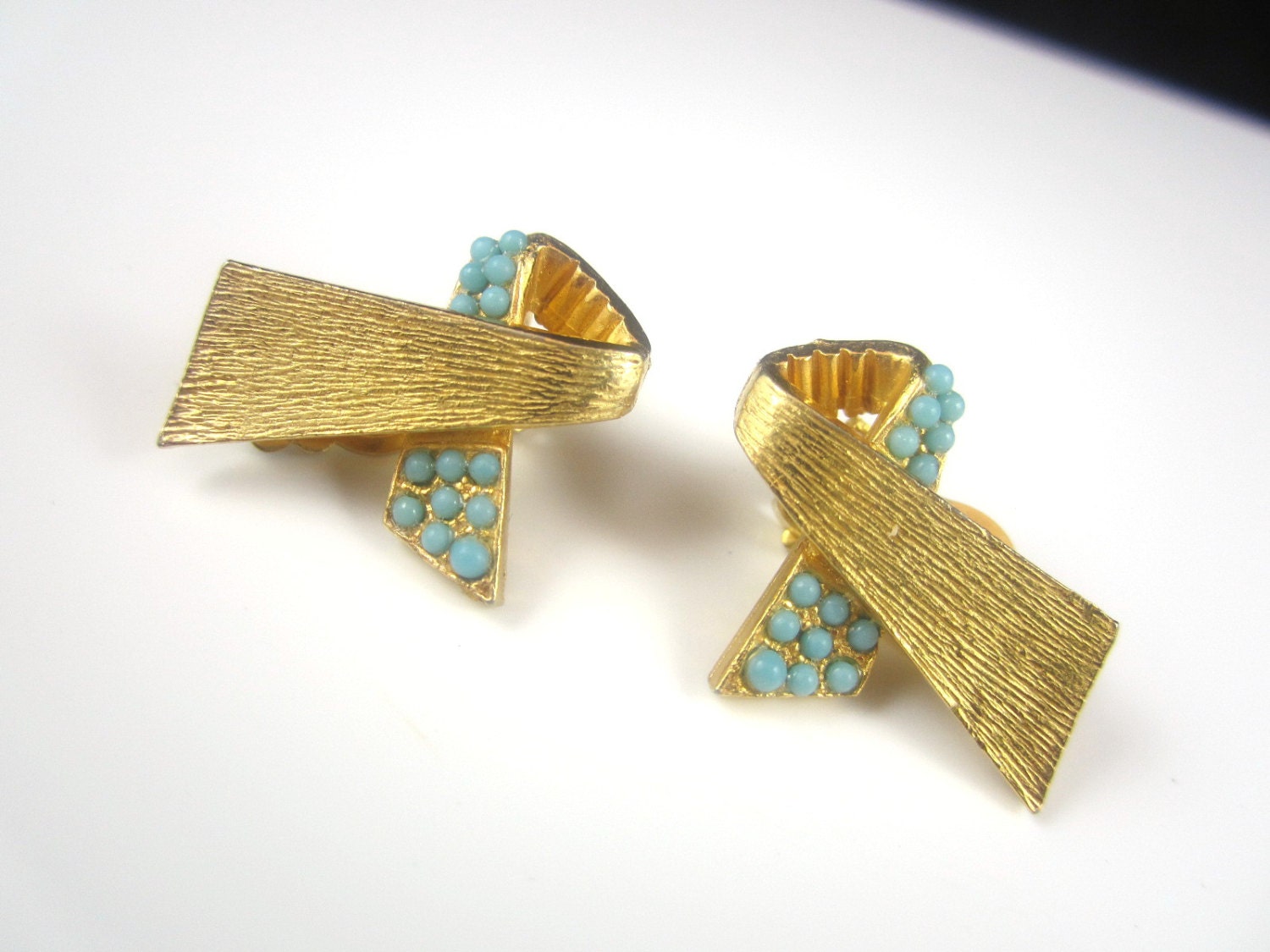 Coole Vintage Goldton Clip Auf Ohrringe Mit Mini Türkis Perlen Gebürstet Coole Vintage Goldton Clip Auf Ohrringe Mit Mini Türkis Perlen Gebürstet von NewVisionVCJ