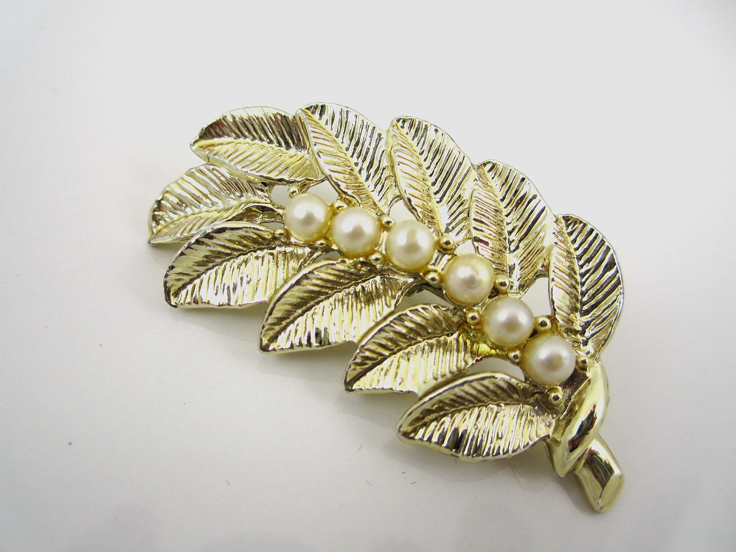 Edel Vintage Art-Deco-Gold-Ton Blatt Brosche Mit Faux Weißen Perle von NewVisionVCJ