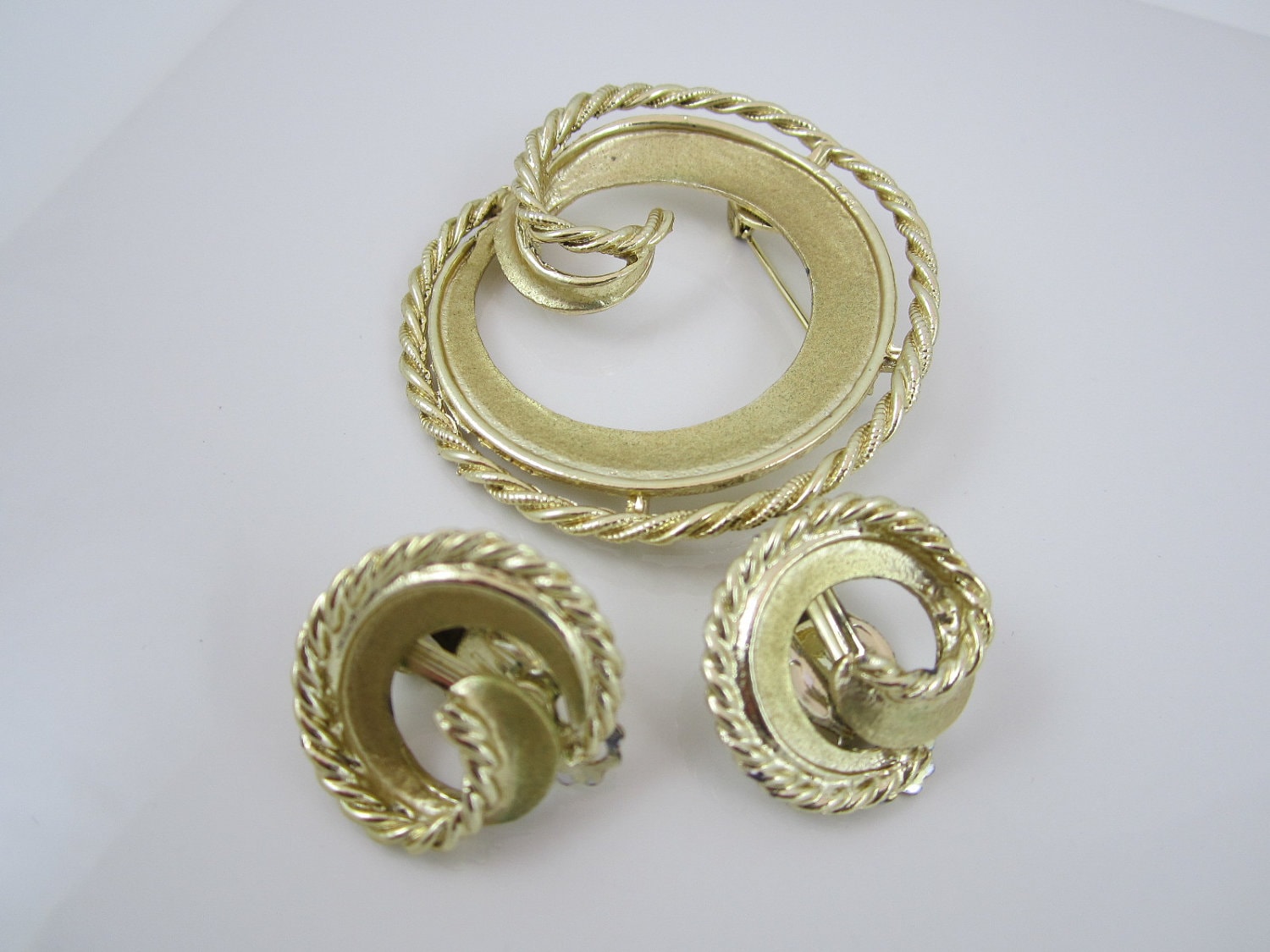 Edel Vintage Gold-Ton-Demi-Parure-Brosche Und Clip Auf Ohrringe Edel Vintage Gold-Ton-Demi-Parure-Brosche Und Clip Auf Ohrringe von NewVisionVCJ