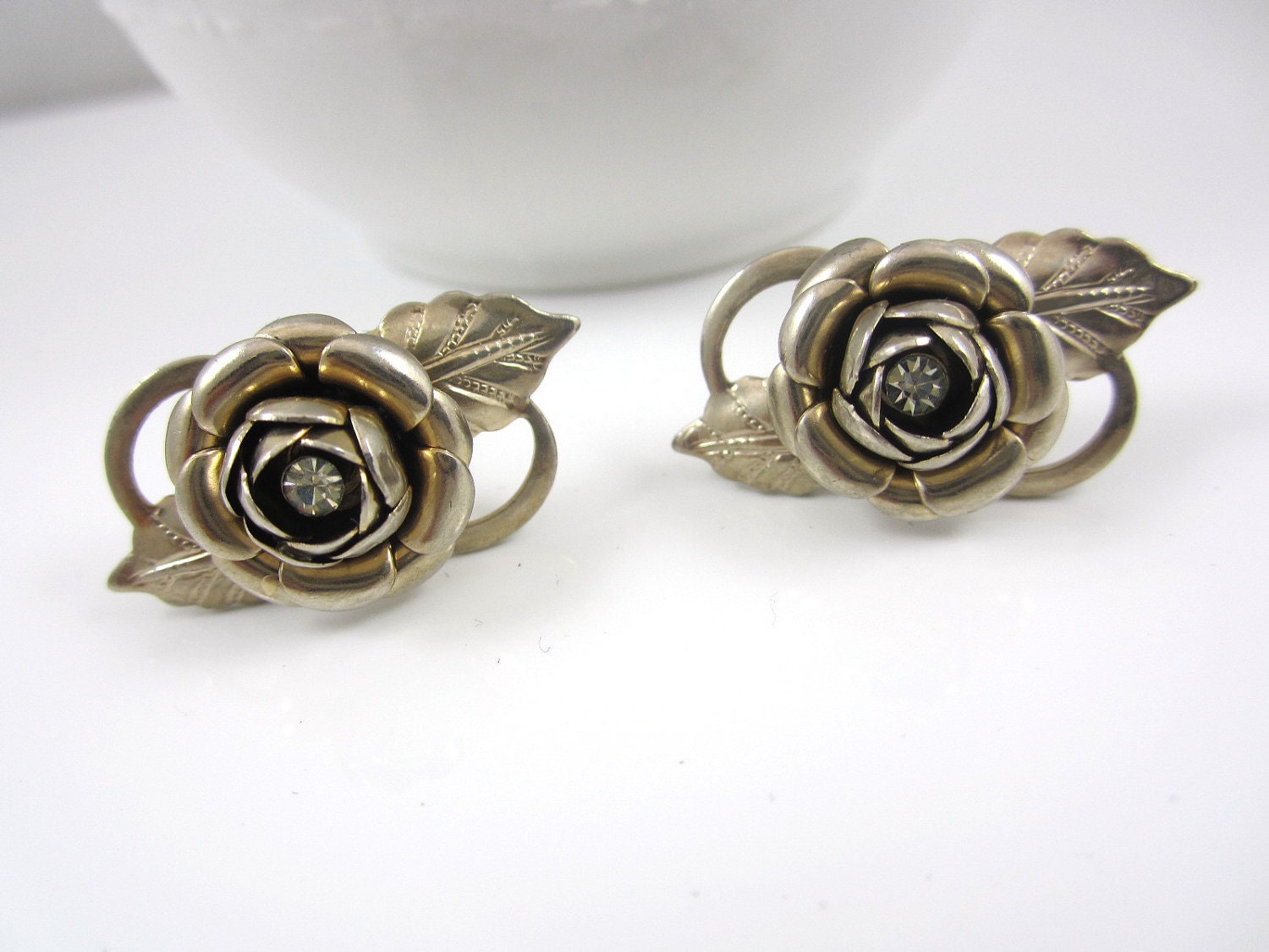 Schöne Vintage Goldigem Silber Ton Rose Schraube Wieder Ohrringe Mit Einem Klaren Strass-Center von NewVisionVCJ