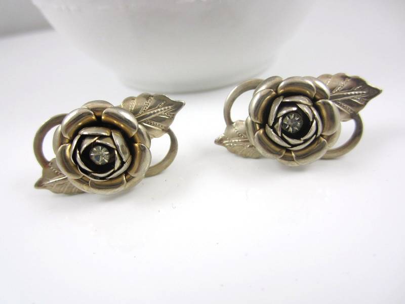 Schöne Vintage Goldigem Silber Ton Rose Schraube Wieder Ohrringe Mit Einem Klaren Strass-Center von NewVisionVCJ