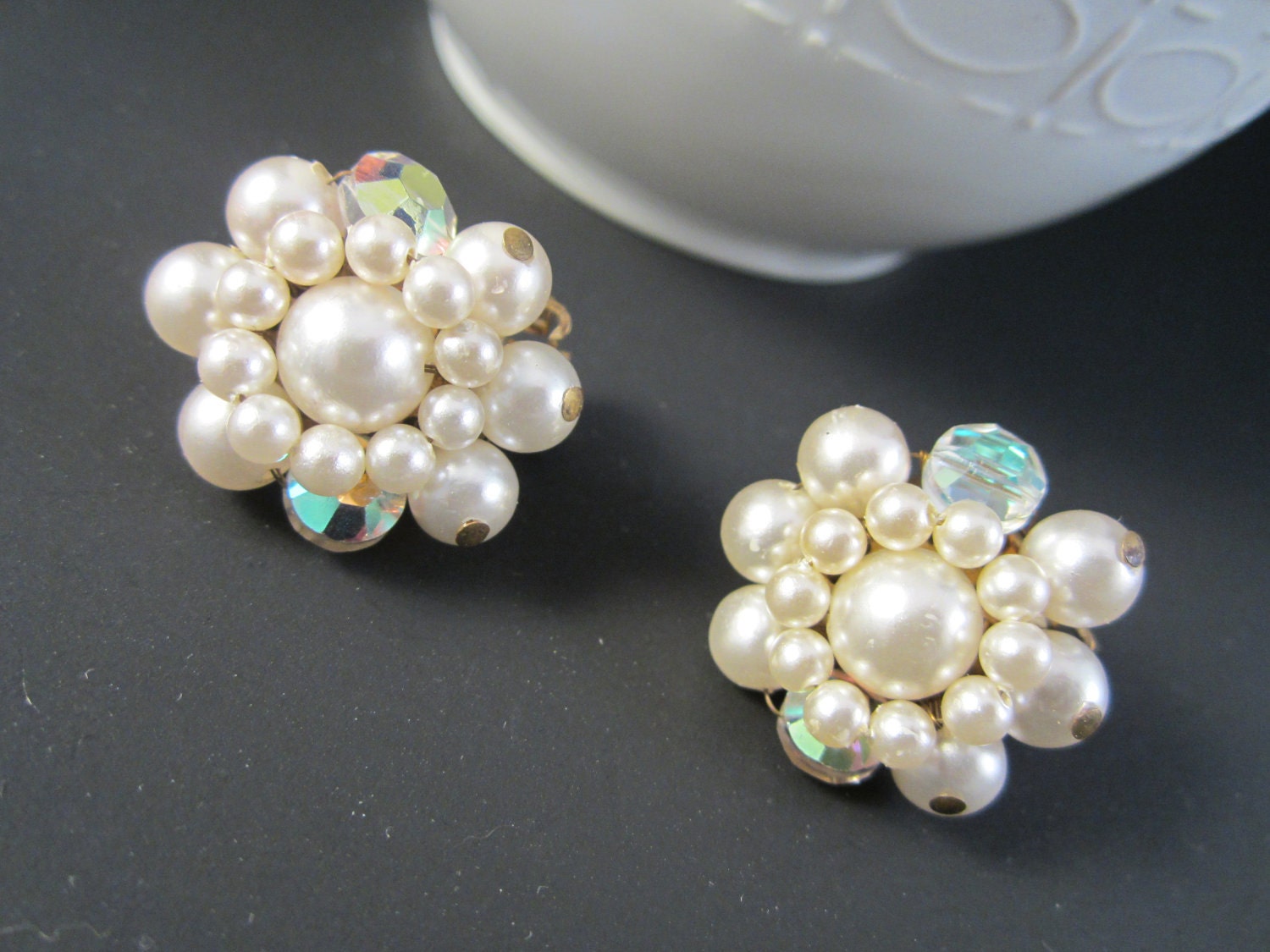 Schöne Vintage Japan Paar Faux Perle Und Aurora Borealis Strass Cluster Clip Auf Ohrringe Schöne Vintage Japan Paar Faux Perle Und Aurora Borealis Strass Cluster Clip Auf Ohrringe von NewVisionVCJ