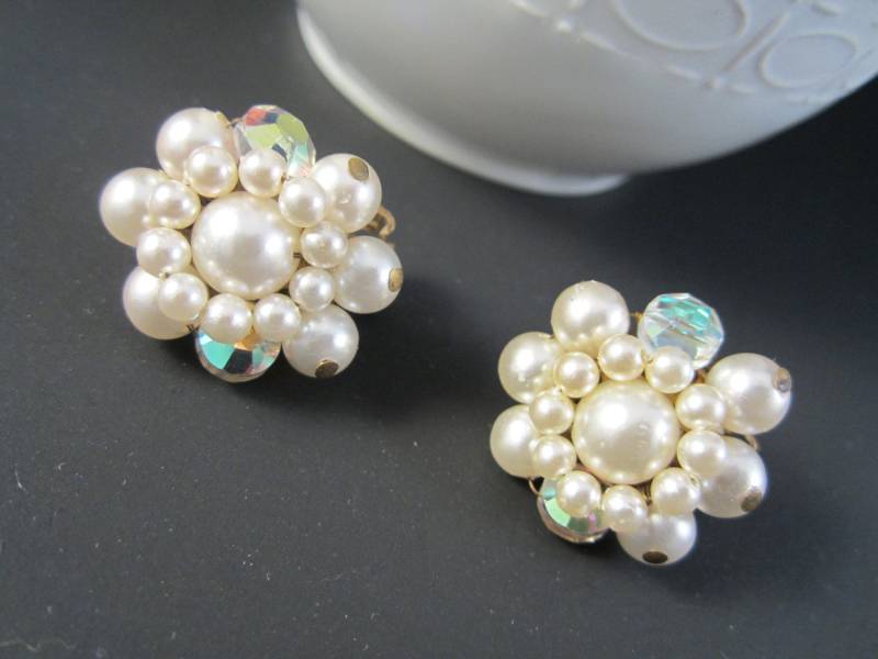 Schöne Vintage Japan Paar Faux Perle Und Aurora Borealis Strass Cluster Clip Auf Ohrringe Schöne Vintage Japan Paar Faux Perle Und Aurora Borealis Strass Cluster Clip Auf Ohrringe von NewVisionVCJ