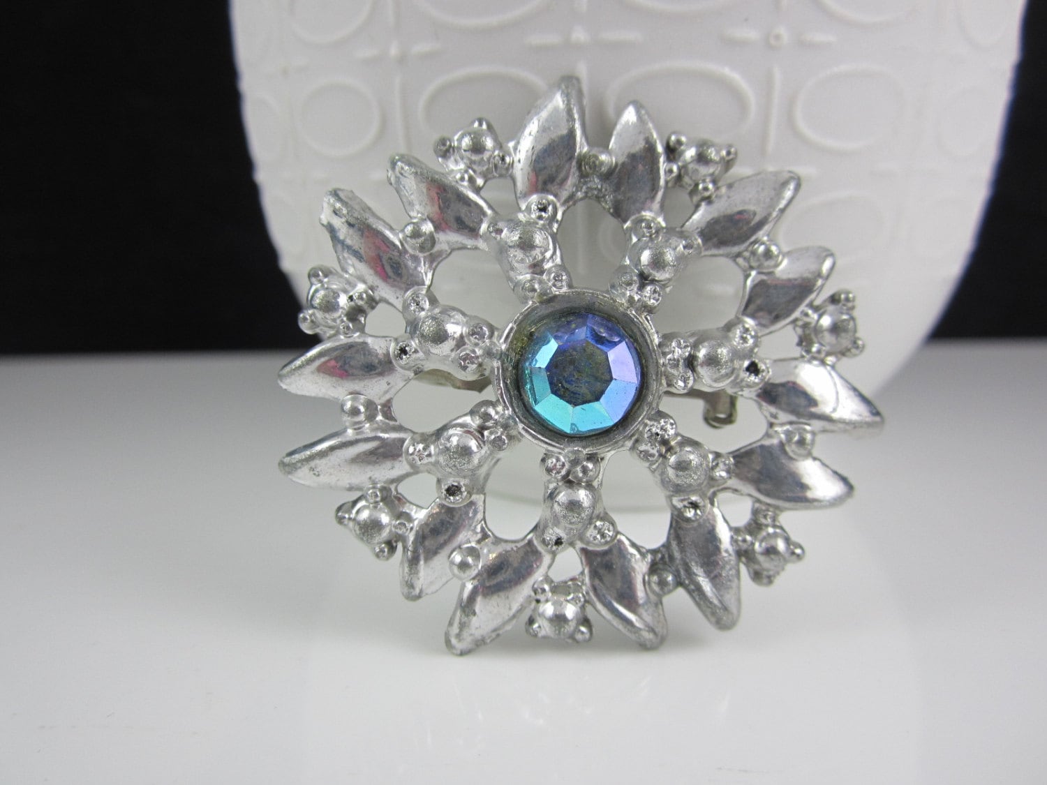 Sehr Schöne Vintage Silber-Ton Und Blauen Aurora Borealis Strass-Brosche Sehr Schöne Vintage Silber-Ton Und Blauen Aurora Borealis Strass-Brosche von NewVisionVCJ