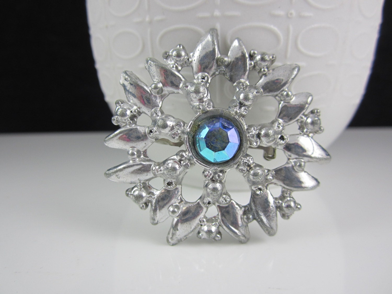 Sehr Schöne Vintage Silber-Ton Und Blauen Aurora Borealis Strass-Brosche von NewVisionVCJ