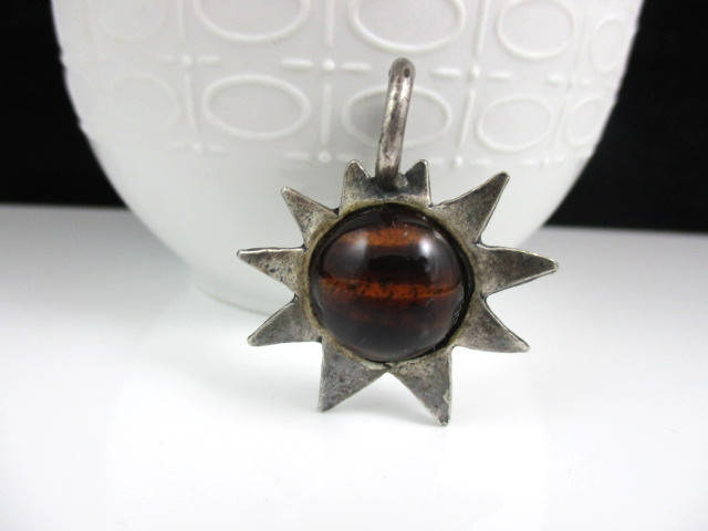 Vintage Fun Red Tiger Eye Stein in Silber Fassung Anhänger von NewVisionVCJ