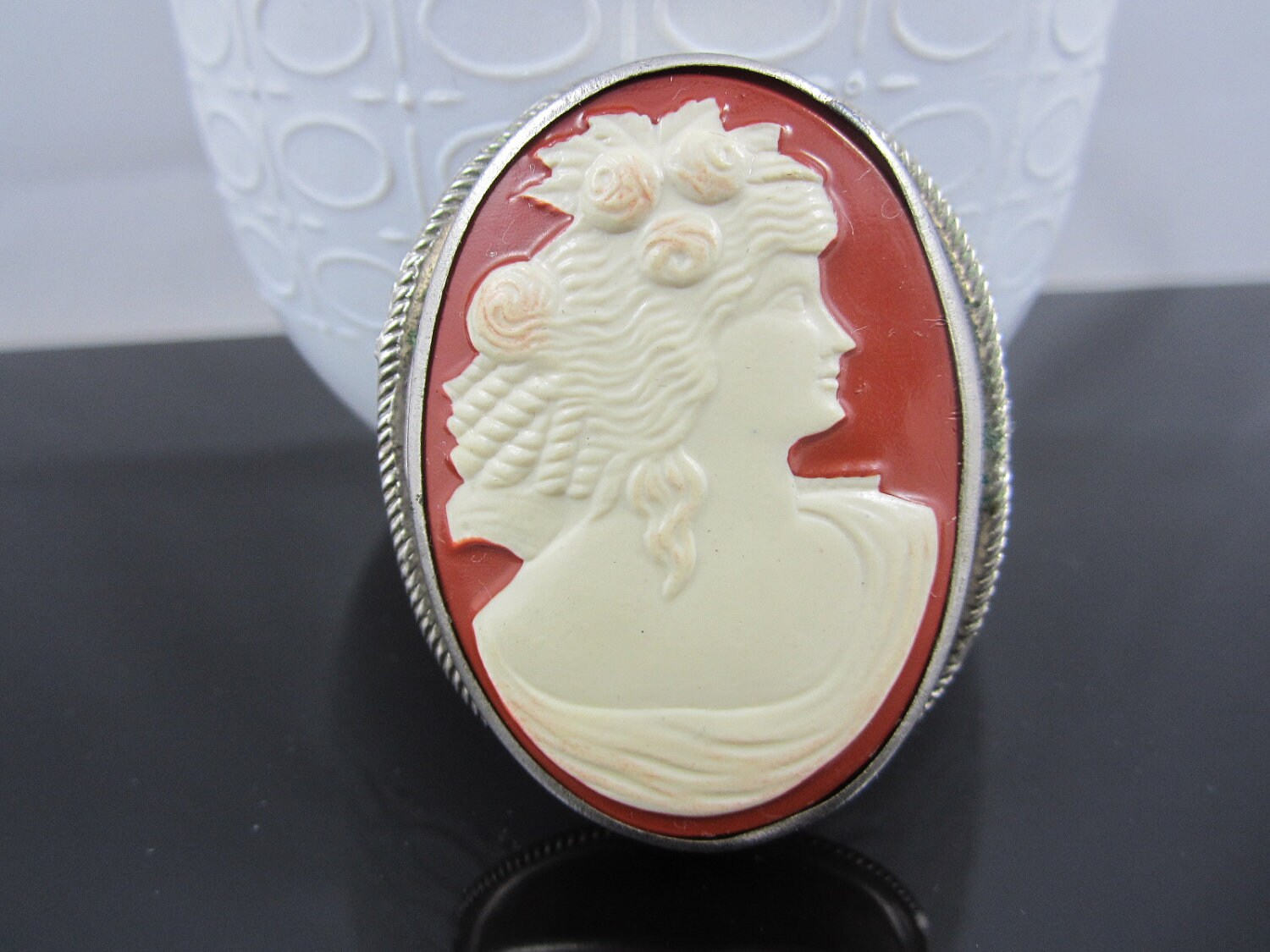 Wunderschöne 1920 Art Deco Zelluloid Cameo Silber Brosche Wunderschöne 1920 Art Deco Zelluloid Cameo Silber Brosche von NewVisionVCJ