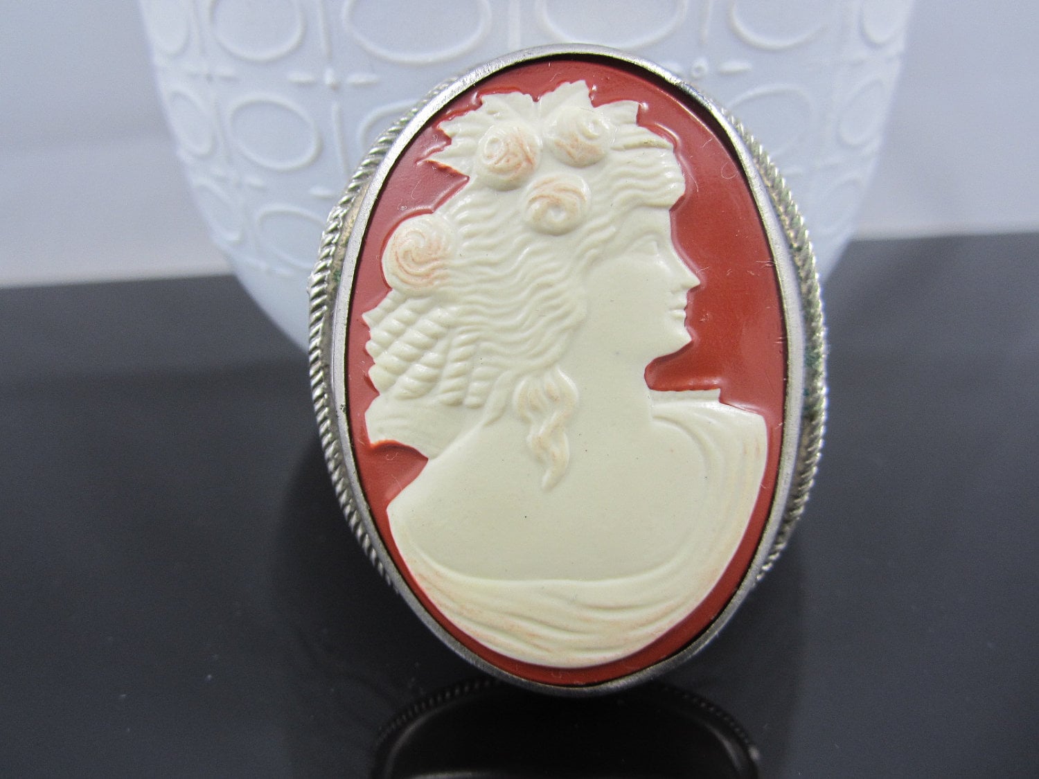 Wunderschöne 1920 Art Deco Zelluloid Cameo Silber Brosche von NewVisionVCJ