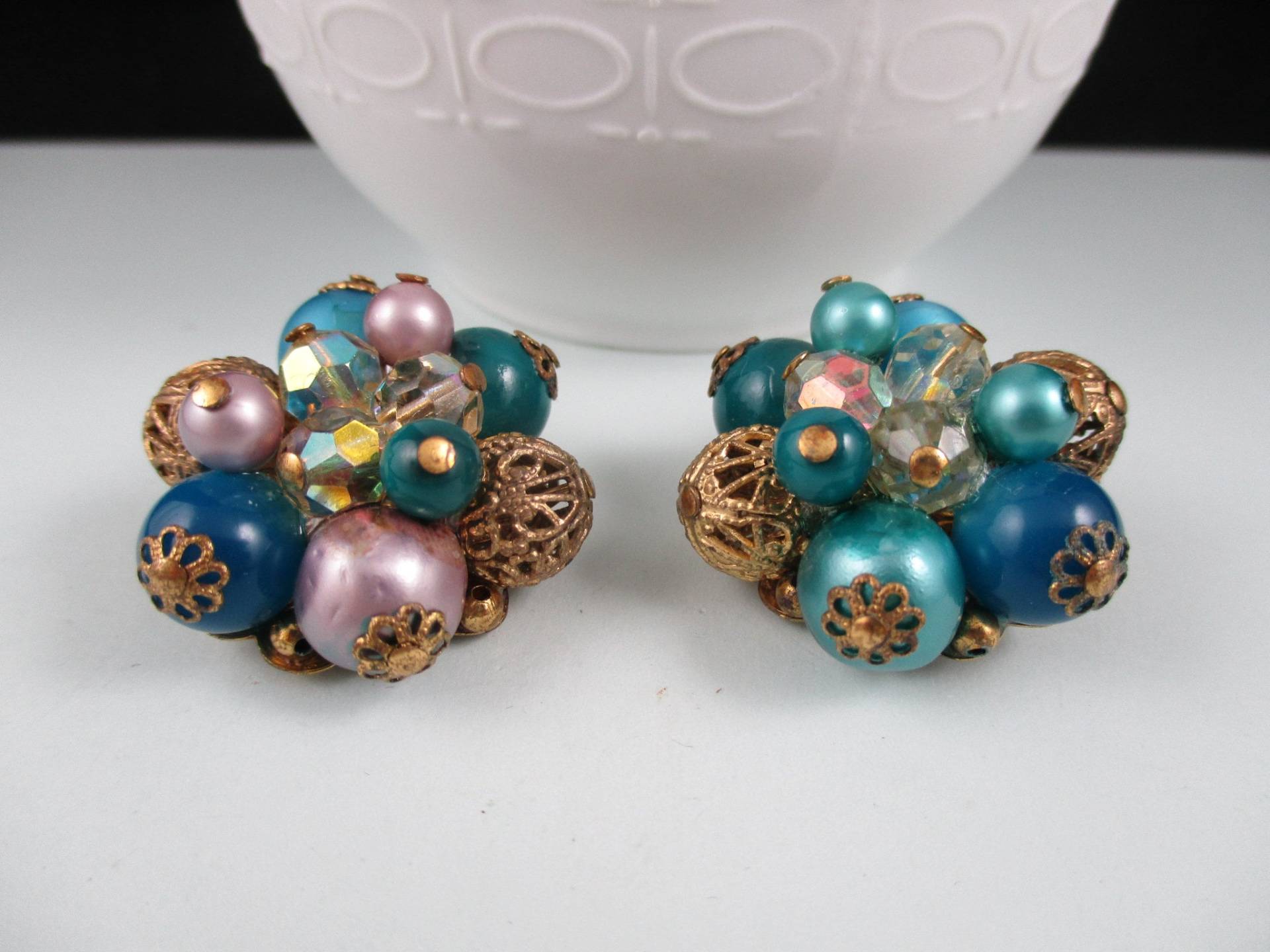 Wunderschöne Paar Ohrclips Mit Aurora Borealis Strass, Faux Blau, Rosa Perlen in Gold-Ton-Fassung Wunderschöne Paar Ohrclips Mit Aurora Borealis Strass, Faux Blau, Rosa Perlen in Gold-Ton-Fassung von NewVisionVCJ