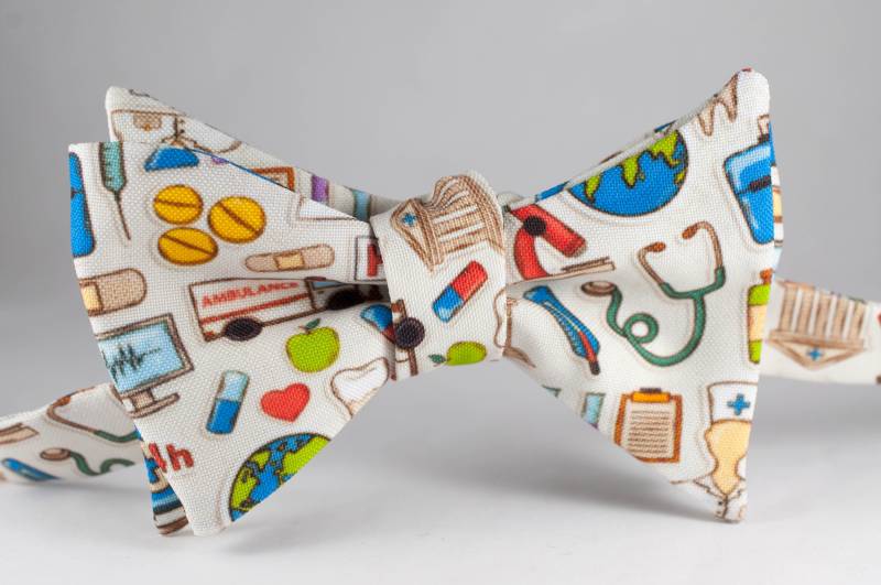 Doctor Fliege Fliege Mit Bunten Mustern Beim Heiraten, Hochzeit Bräutigam von NewWayCreationDesign