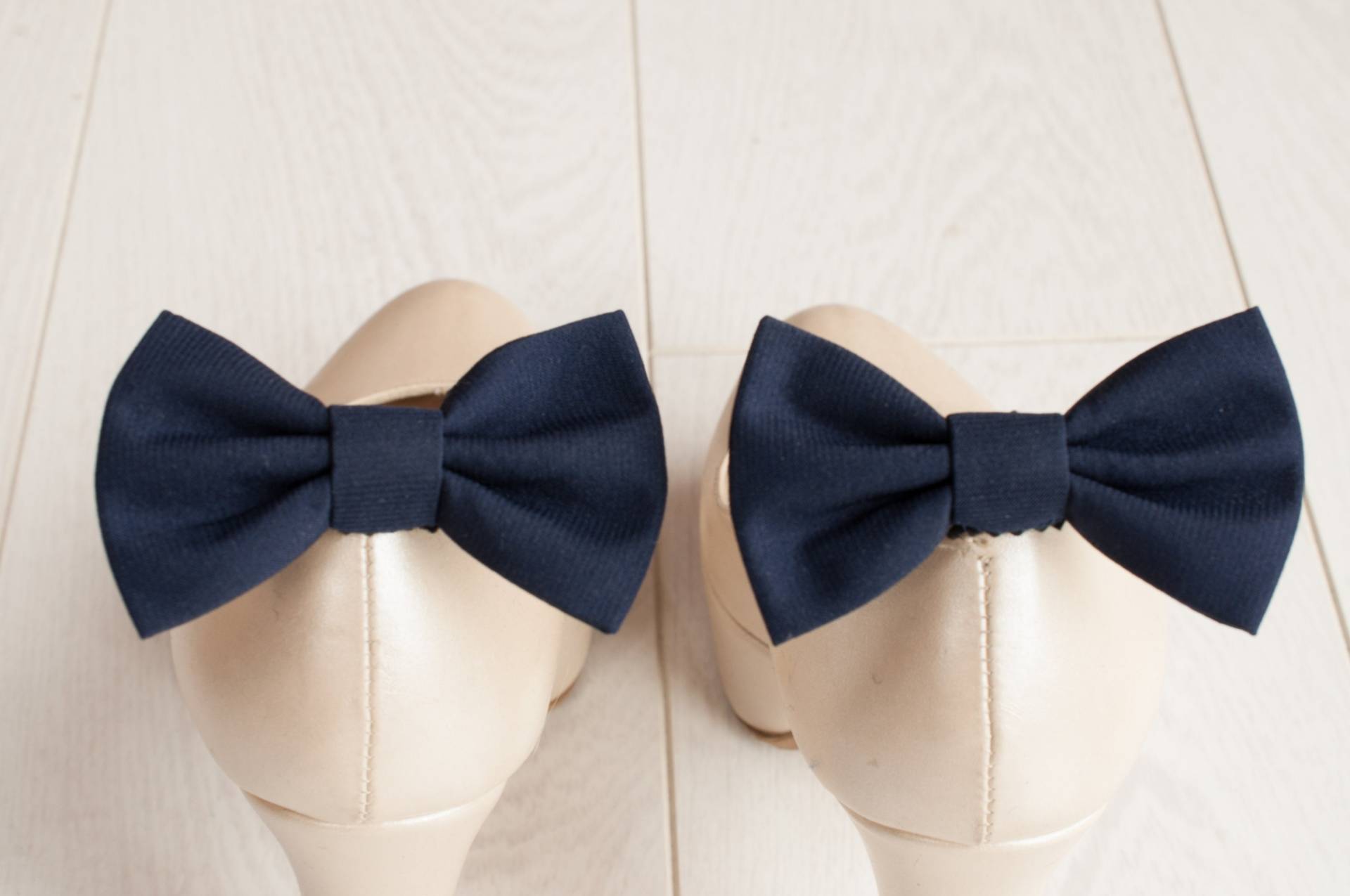 Dunkelblaue Satin Schuhschleife von NewWayCreationDesign