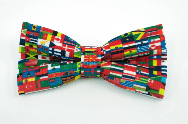 Fliege Mit Fähnchen, Geschenk Für Reisende von NewWayCreationDesign