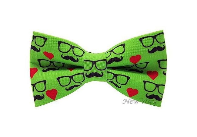 Grüne Fliege Schnurrbart, Brille & Herzen Muster von NewWayCreationDesign