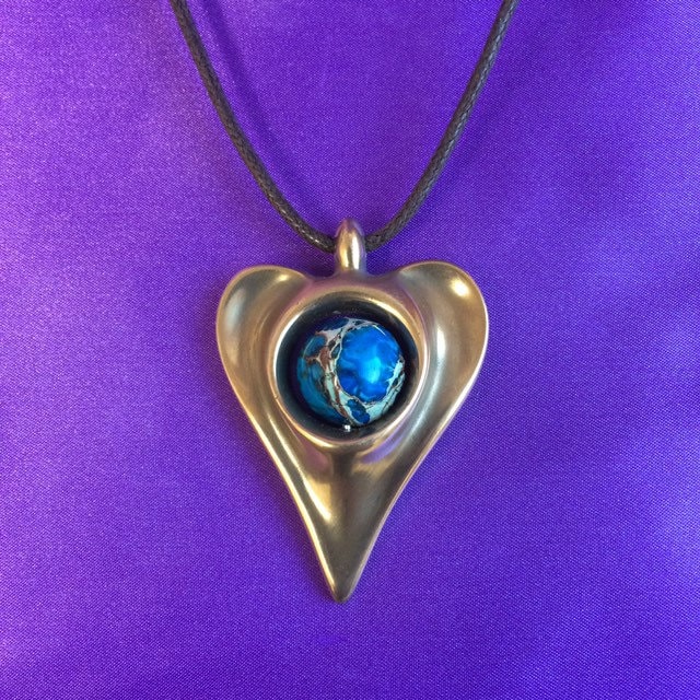 Mutter Erde Meditations-Bronzeanhänger Mit Kristallkugel Und Starker Schnur Mutter Erde Meditations-Bronzeanhänger Mit Kristallkugel Und Starker Schnur von NewWorldCreations