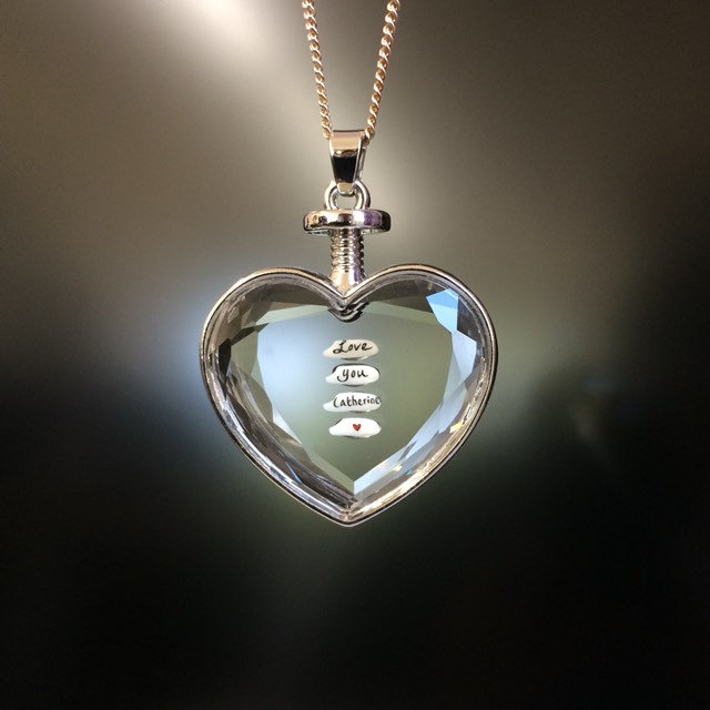 Personalisiert Reis Name Herz Anhänger Facettierter Glas Anhänger Personalisiert Reis Name Herz Anhänger Facettierter Glas Anhänger von NewWorldCreations