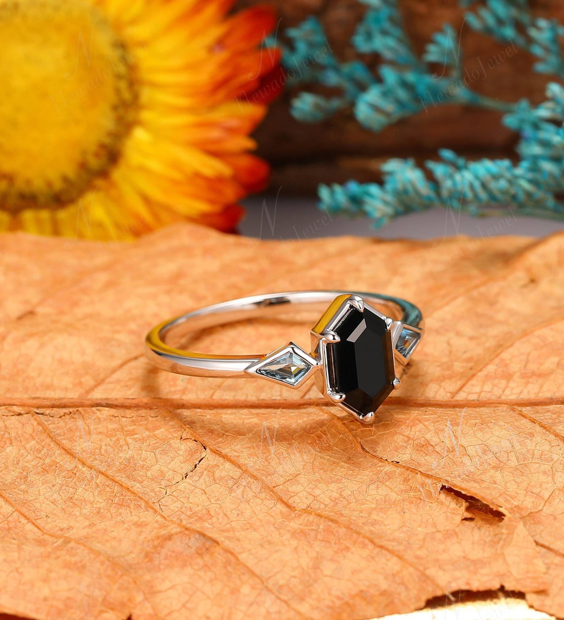 1, 1Ct Langer Hexagon Cut Schwarzer Onyx Ehering, 14K Weißgold Brautjubiläumsring, Kite Natürlicher Londoner Blautopas Akzent Stein Ring von NewadoJewel