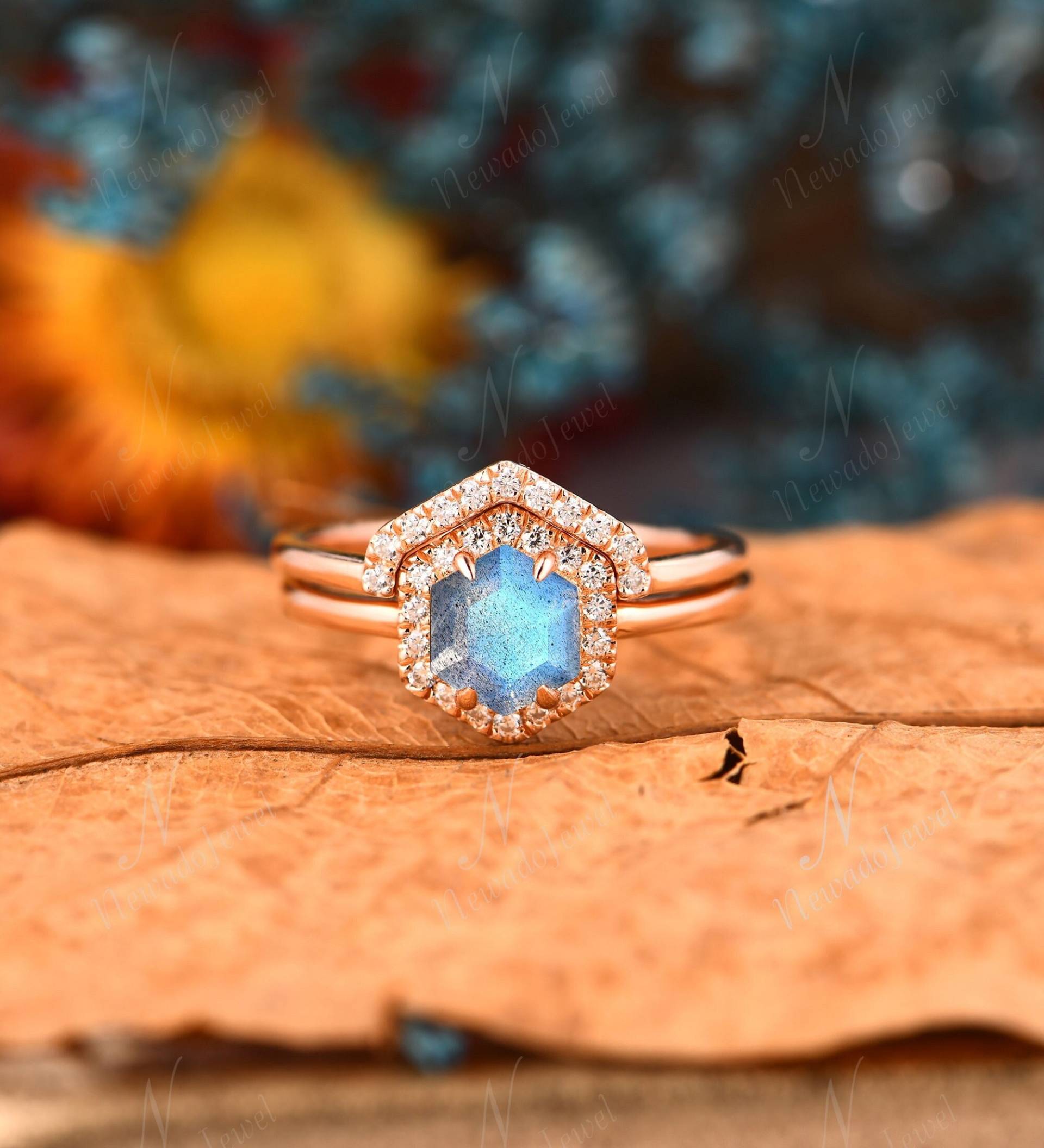 Art Deco 6mm Hexagon Natürlicher Labradorit Ring, Vintage Blau Edelstein Zarter Ehering, Verlobungsring Für Sie von NewadoJewel