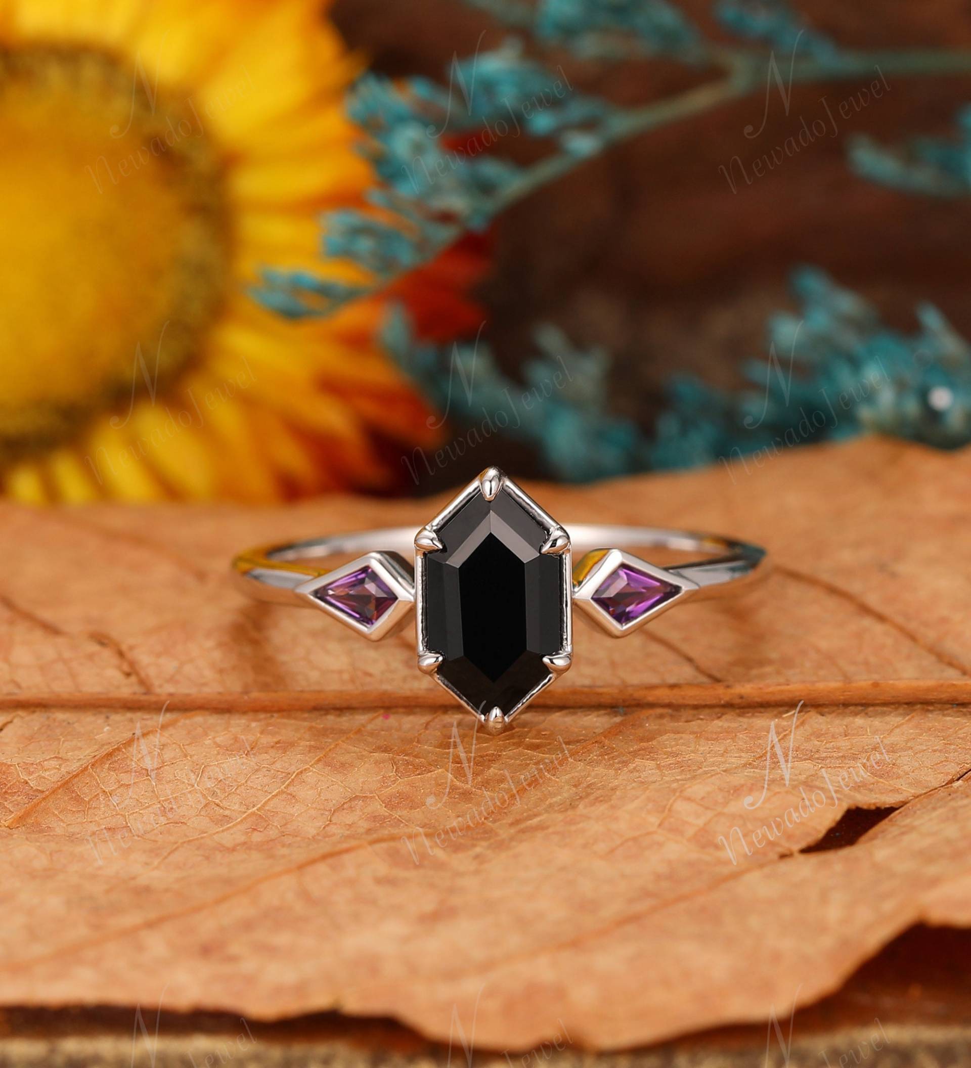 Art Deco Hexagon Schliff Schwarzer Onyx Verlobungsring, Natürlicher Amethyst Akzent Stein Ring, Weißgold Hochzeit Brautring, Einzigartiger 6 Zacken von NewadoJewel