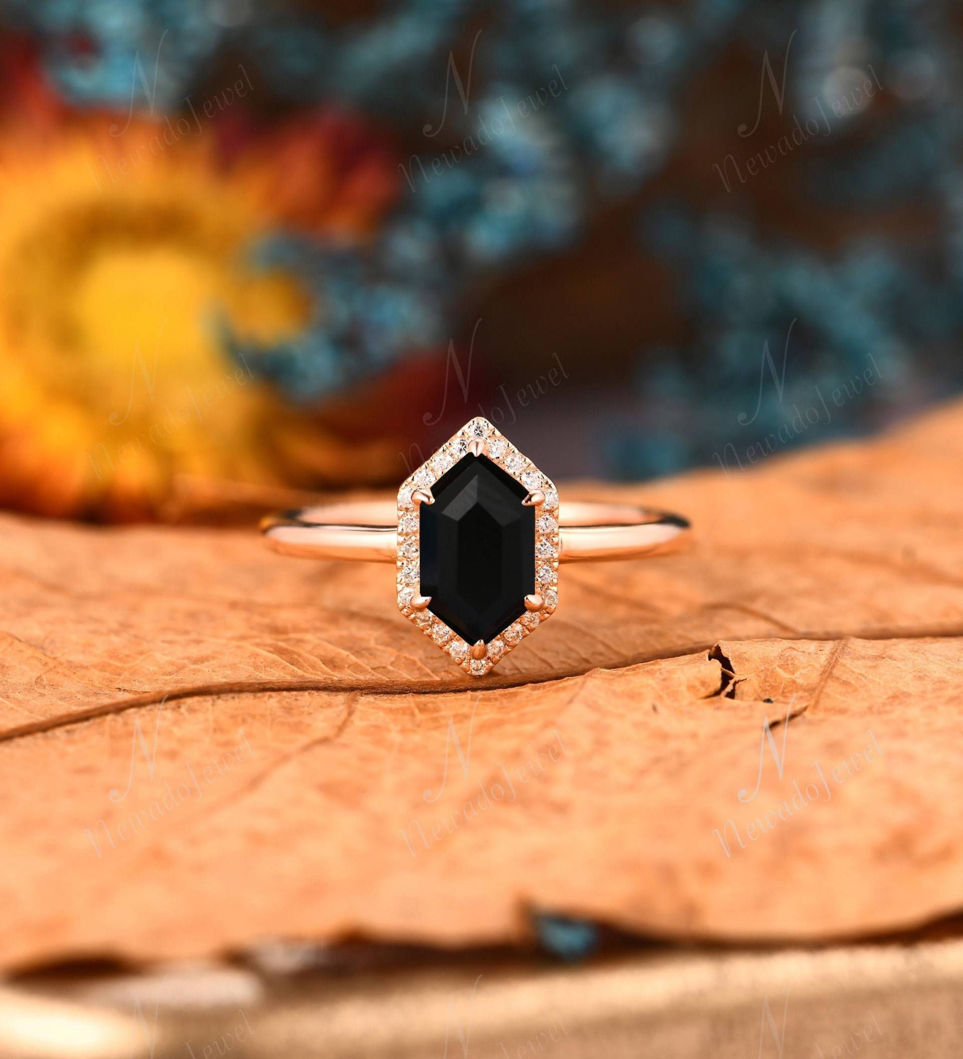 Art Deco Schwarzer Onyx Verlobungsring, Vintage Langer Hexagon 5x9mm Ring, Jahrestag Geschenk Für Sie, Halo Moissanit Gold Ring von NewadoJewel