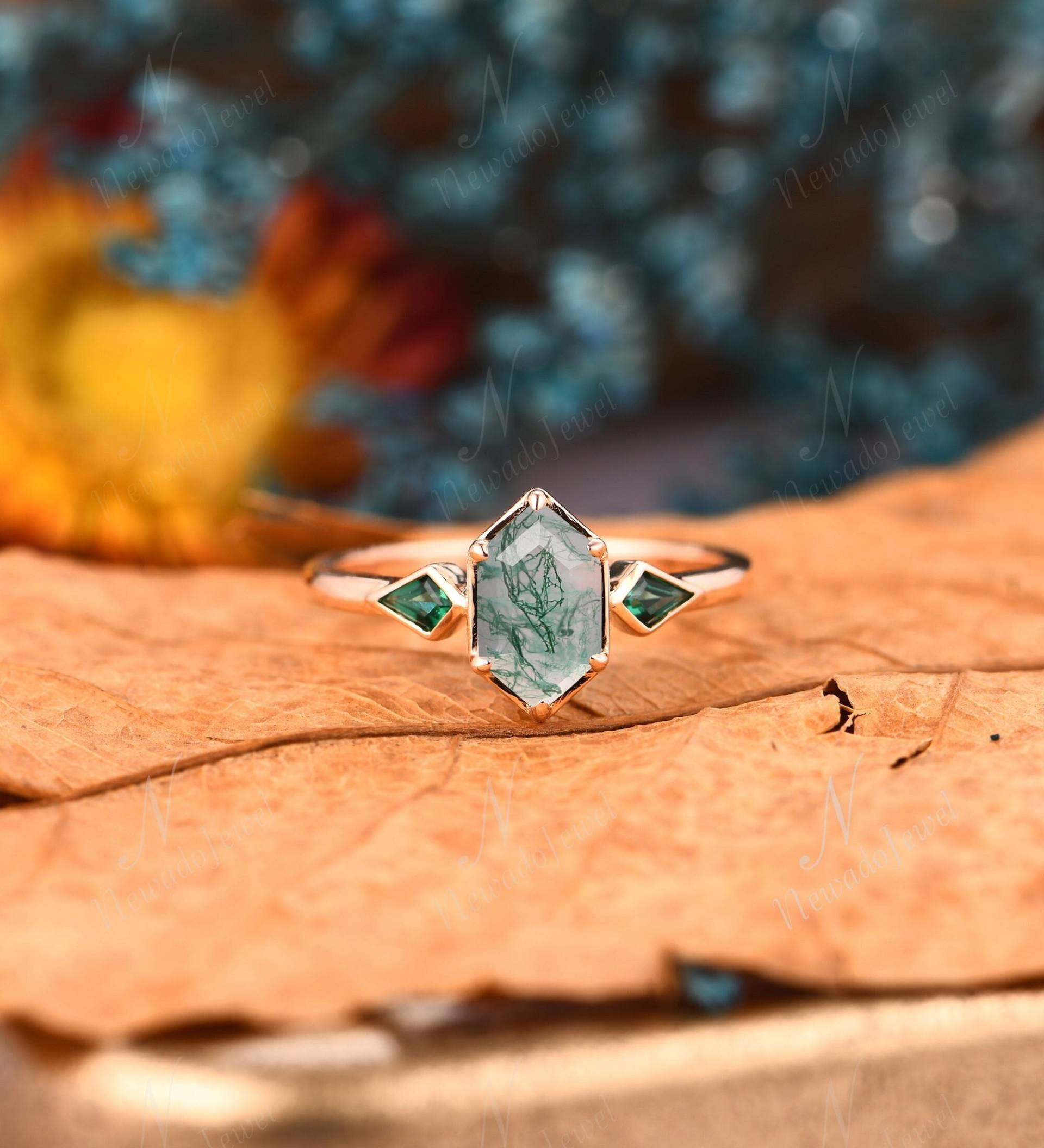 Einzigartiger Hexagon Moosachat Verlobungsring, Prong Set Braut Jahrestagsgeschenk Für Frauen, Art Deco Drachen Smaragd Ring, Grüner Edelstein von NewadoJewel