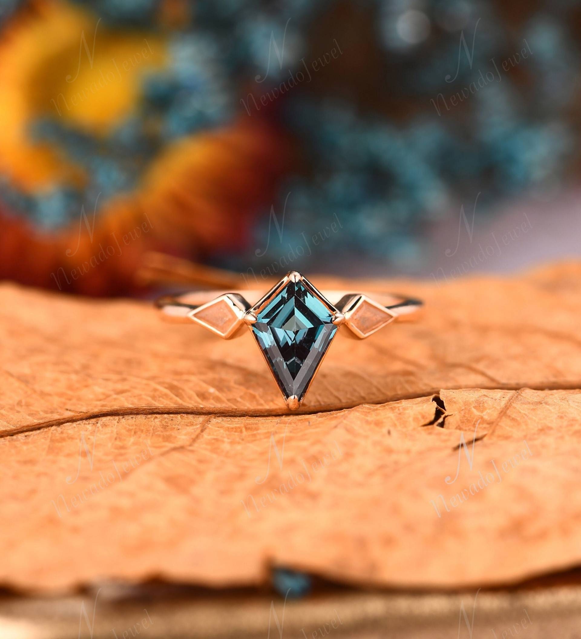 Einzigartiger Art Deco Drachen Alexandrit Verlobungsring, Sonnenschein Stein Akzent Ring, Vintage Versprechen Geschenk Für Sie, Juni Birthstone von NewadoJewel