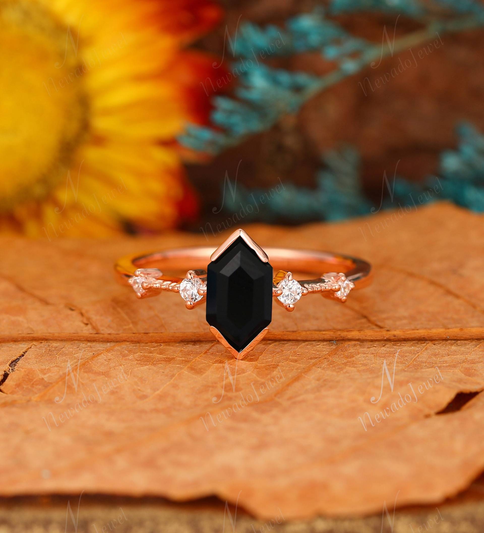 Einzigartiger Jahrestag Braut Geschenk, 5x9mm Langer Hexagon Cut Onyx Ring, Halbe Lünette Einstellung Verlobungsring, Vintage Zierlicher Versprechen von NewadoJewel