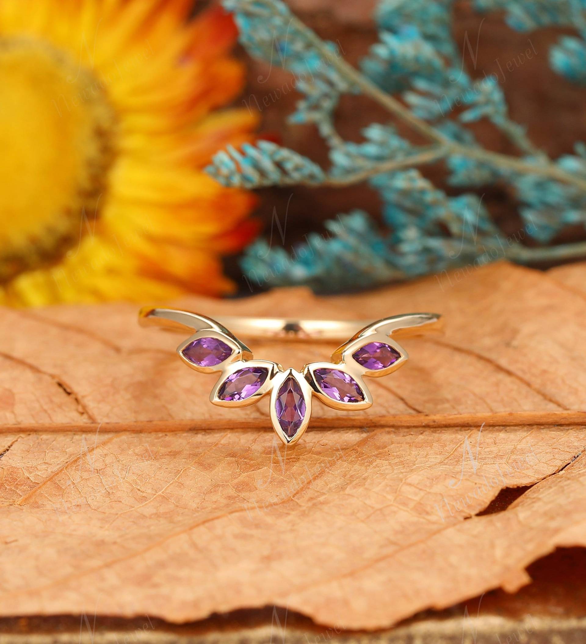 Februar Geburtsstein Ring, Zarter Amethyst Marquise Cut Ehering, Freundschaftsring Geschenk, Gelbgold Jubiläumsband von NewadoJewel