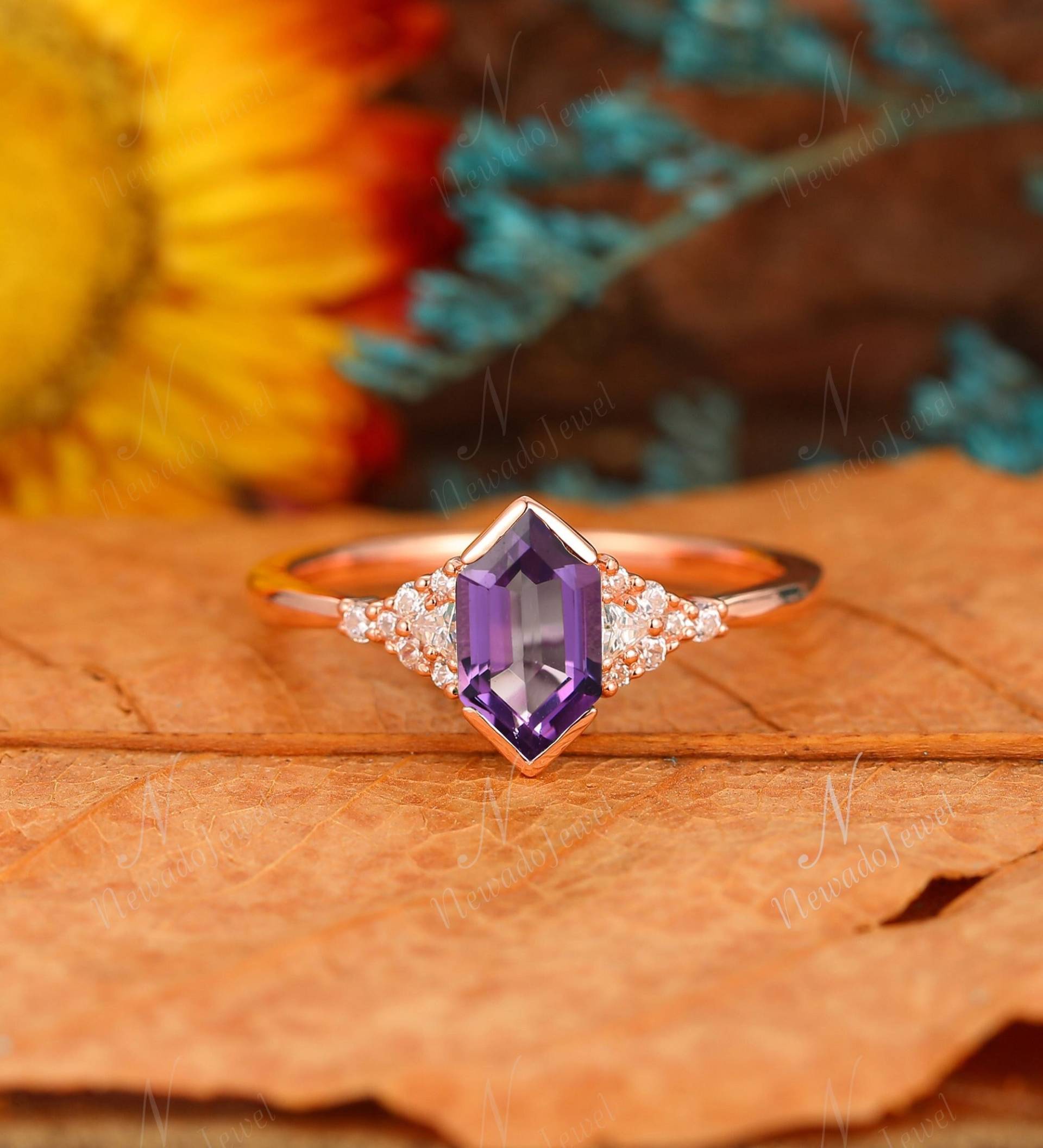 Februar Geburtsstein Schmuck, Lange Hexagon Cut Amethyst Verlobungsring, Art Deco Lila Ehering, Moissanit Cluster Ring von NewadoJewel