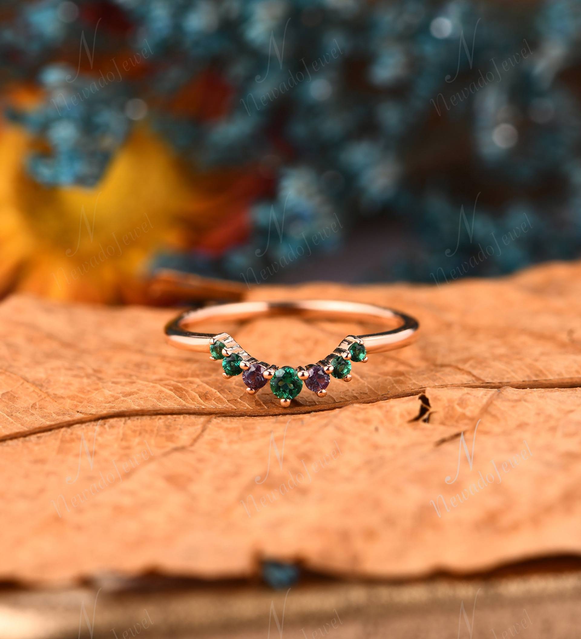 Geburtsstein Ring, Geschwungener Art Deco Geschenk, Alexandrit Hochzeitsband, Smaragd Versprechen Einzigartiges Verlobungsband, Jahrestagsring von NewadoJewel