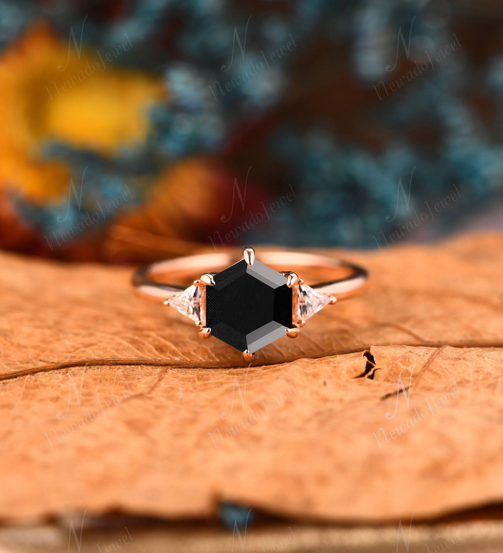 Hexagon Cut 14K Rose Gold Natürlicher Onyx Verlobungsring, Vintage Art Deco Schwarzer Achat Ring, Dreieck Moissanite Versprechen Geburtstagsgeschenk von NewadoJewel