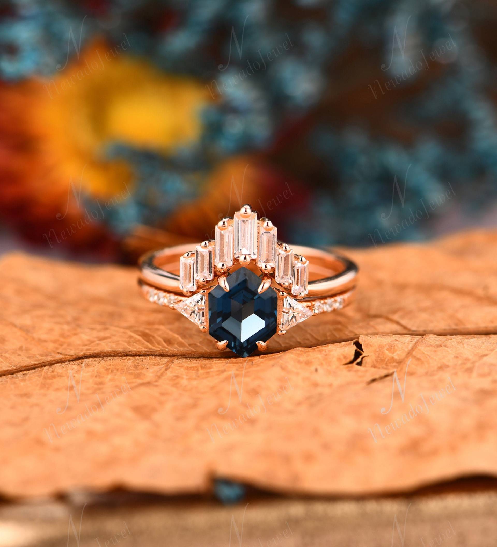 Hexagon London Blue Topaz Brautring Set, Dunkelblauer Edelstein Verlobungsring, Art Deco Rose Gold Jubiläumsring Verlobungsring Set von NewadoJewel