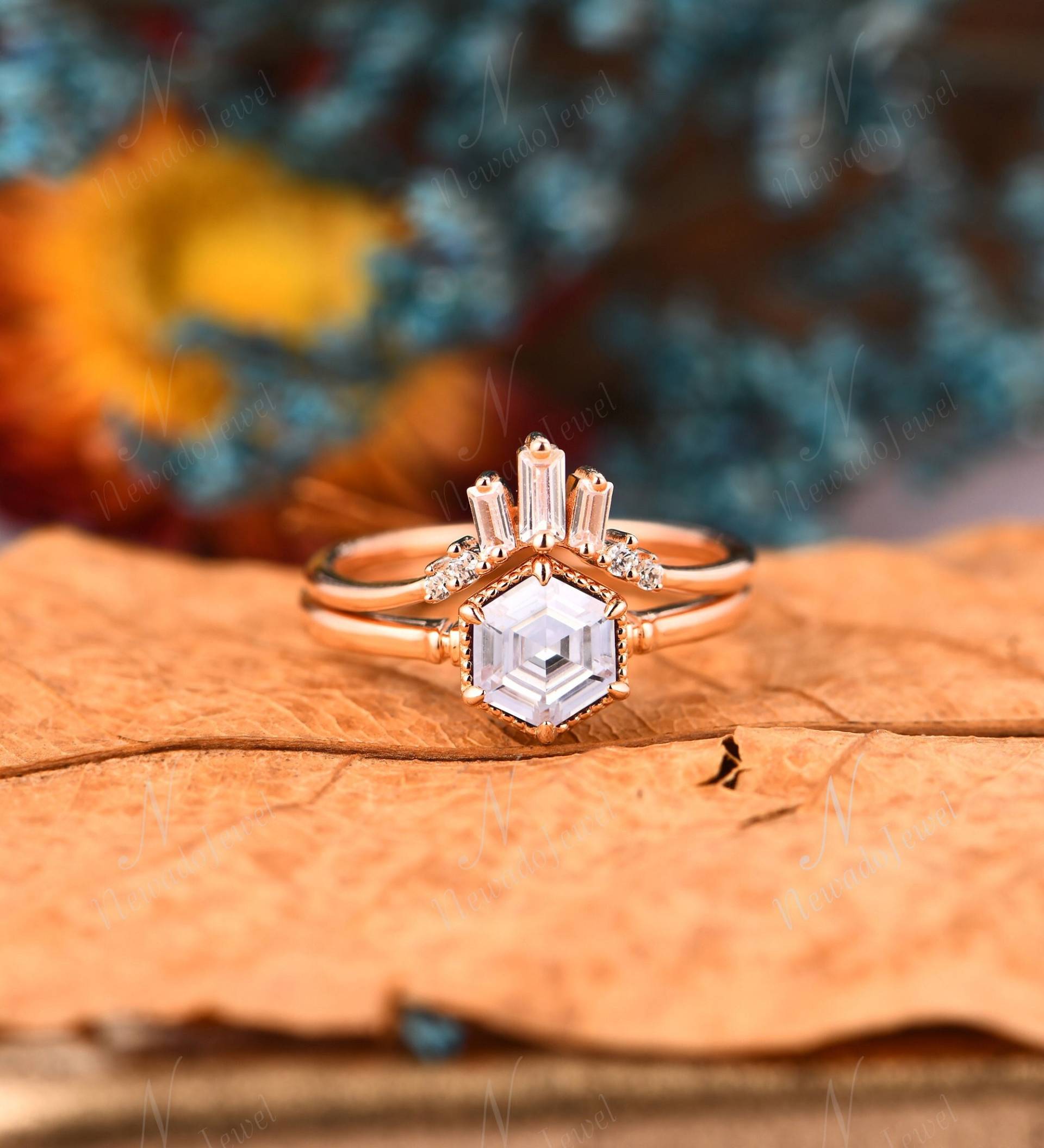 Hochwertiges Trauring Set, Hexagon Moissanit Verlobungsring Art Deco Rose Gold Brautring, Schlichter Jahrestag Ring Set von NewadoJewel
