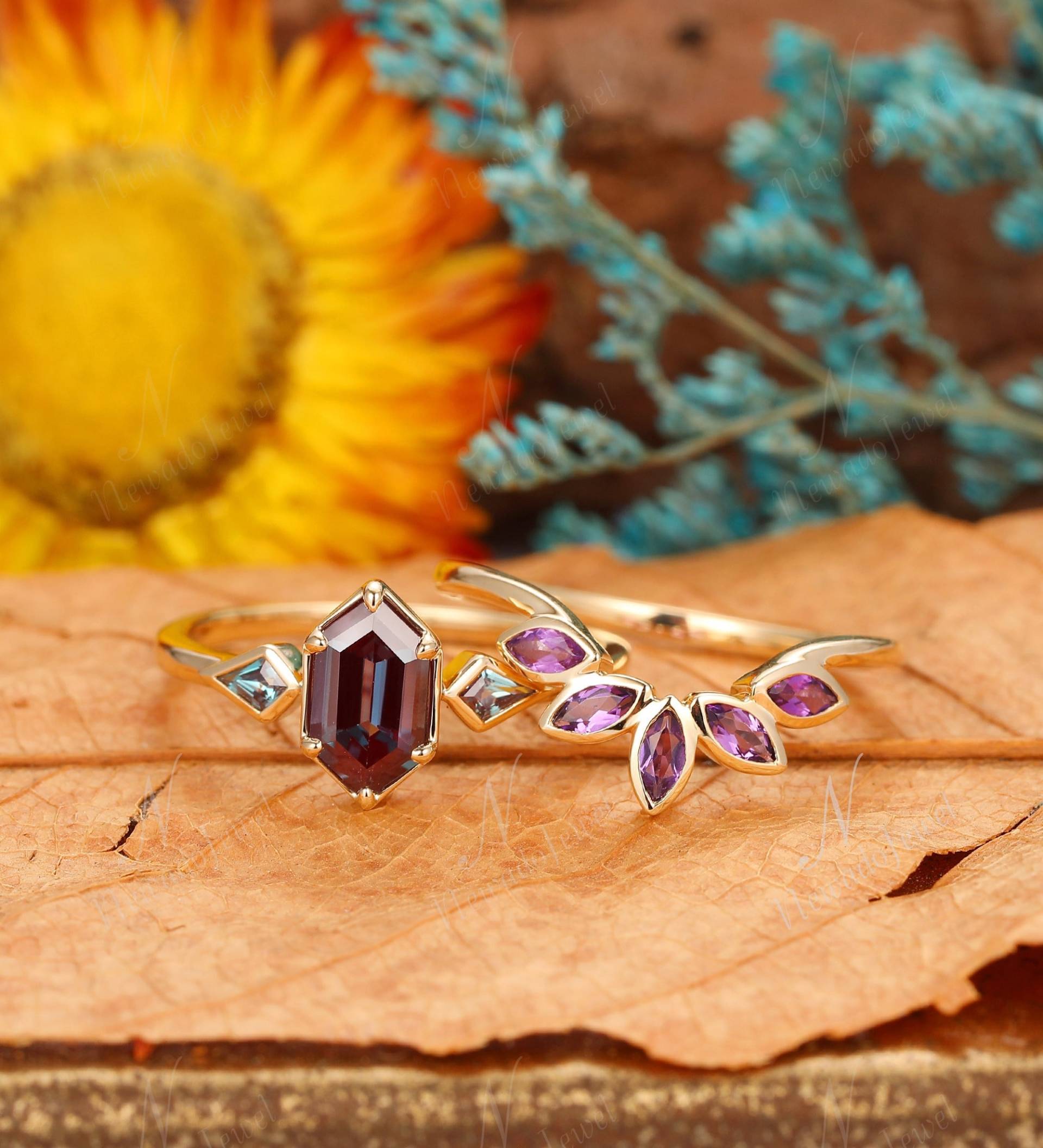 Juni Birthstone Braut Ring Set, Lang Hexagon Cut 1, 1Ct Alexandrit Verlobungsring, Amethyst Stapelring, Zarte Jahrestag Set von NewadoJewel