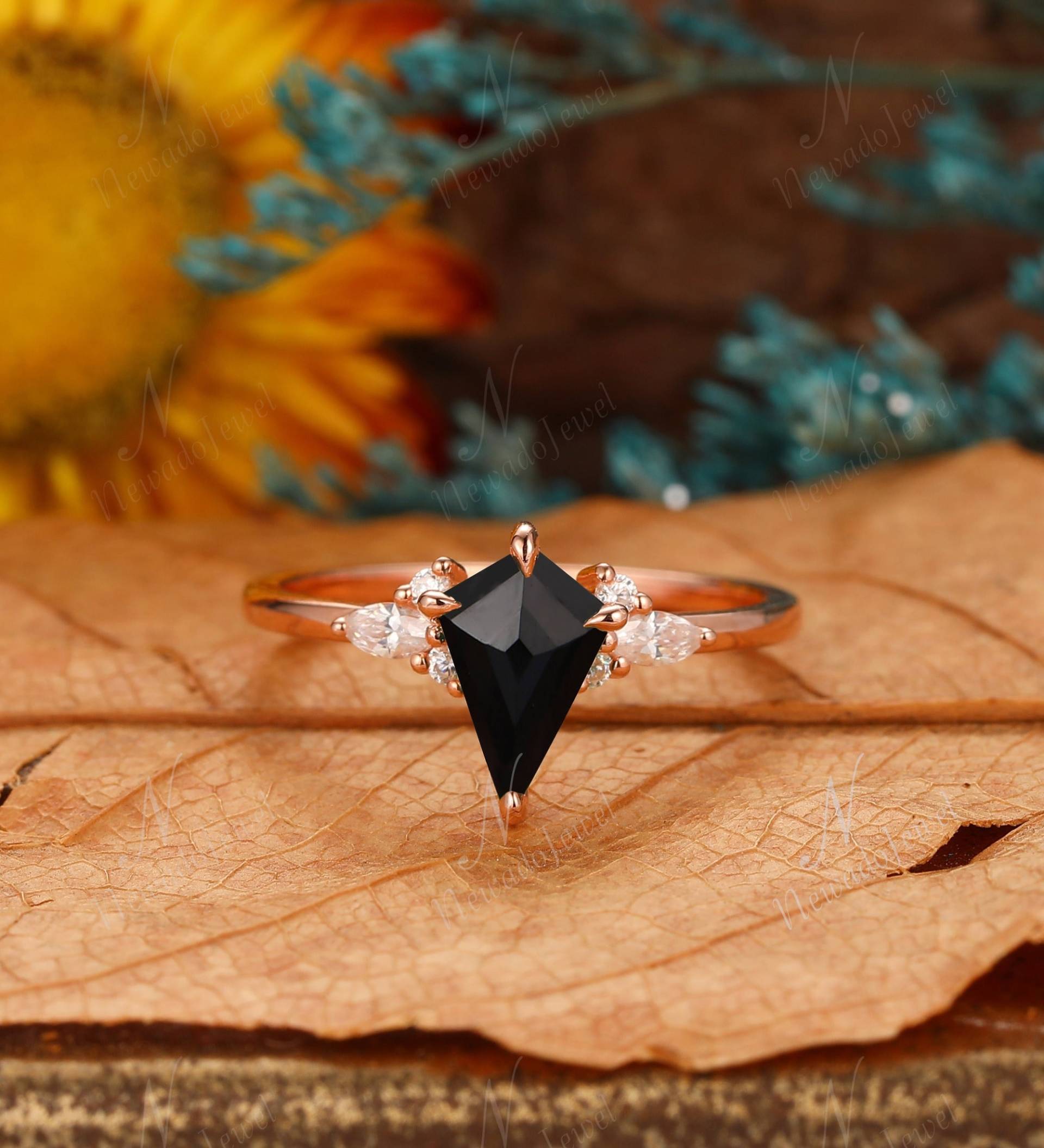 Kite Cut 1.35Ct Natürlicher Schwarzer Onyx Verlobungsring, Vintage Massive Gold Braut Ehering, Moissanit Ring Für Sie, Zartes Geburtstagsgeschenk von NewadoJewel