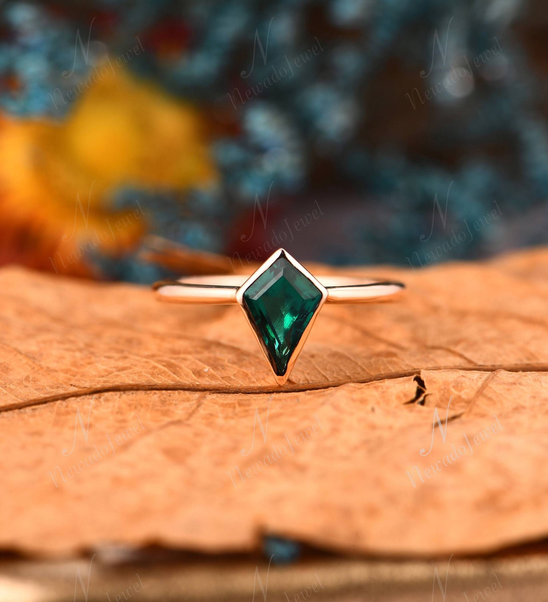 Kite Cut Smaragd Verlobungsring, Frauen Vintage Mai Birthstone Ring, Lünette Set Grün Edelstein Ehering, Art Deco Drachen Jahrestag Ring von NewadoJewel