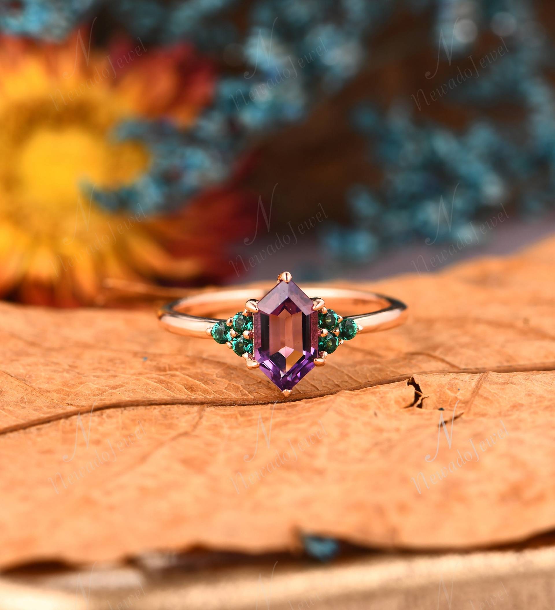 Langer Hexagon Schliff 5x9mm Amethyst Ring, Geburtsstein Verlobungsring, Solid Gold Versprechen Smaragd Cluster Braut Jahrestag Geschenke von NewadoJewel