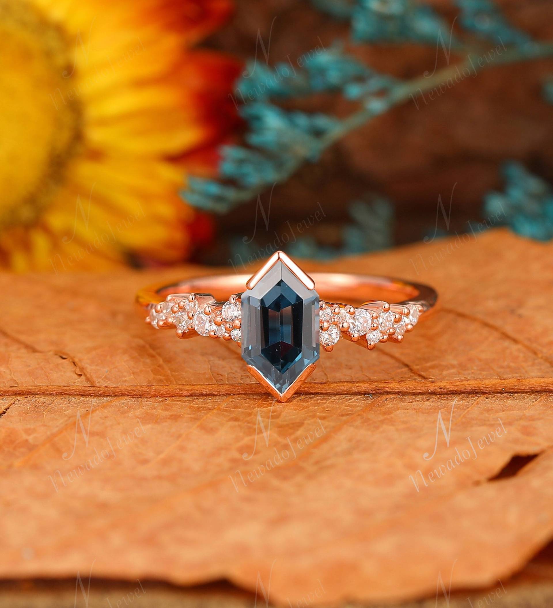 Langer Sechseckschliff Alexandrit Hochzeit Versprechen Ring, Juni Birthstone Geschenk Für Frauen, 14K Roségold Moissanite Brautring, Farbwechsel Ring Langer Sechseckschliff Alexandrit Hochzeit Versprechen Ring, Juni Birthstone Geschenk Für Frauen, 14K Roségold Moissanite Brautring, Farbwechsel Ring von NewadoJewel