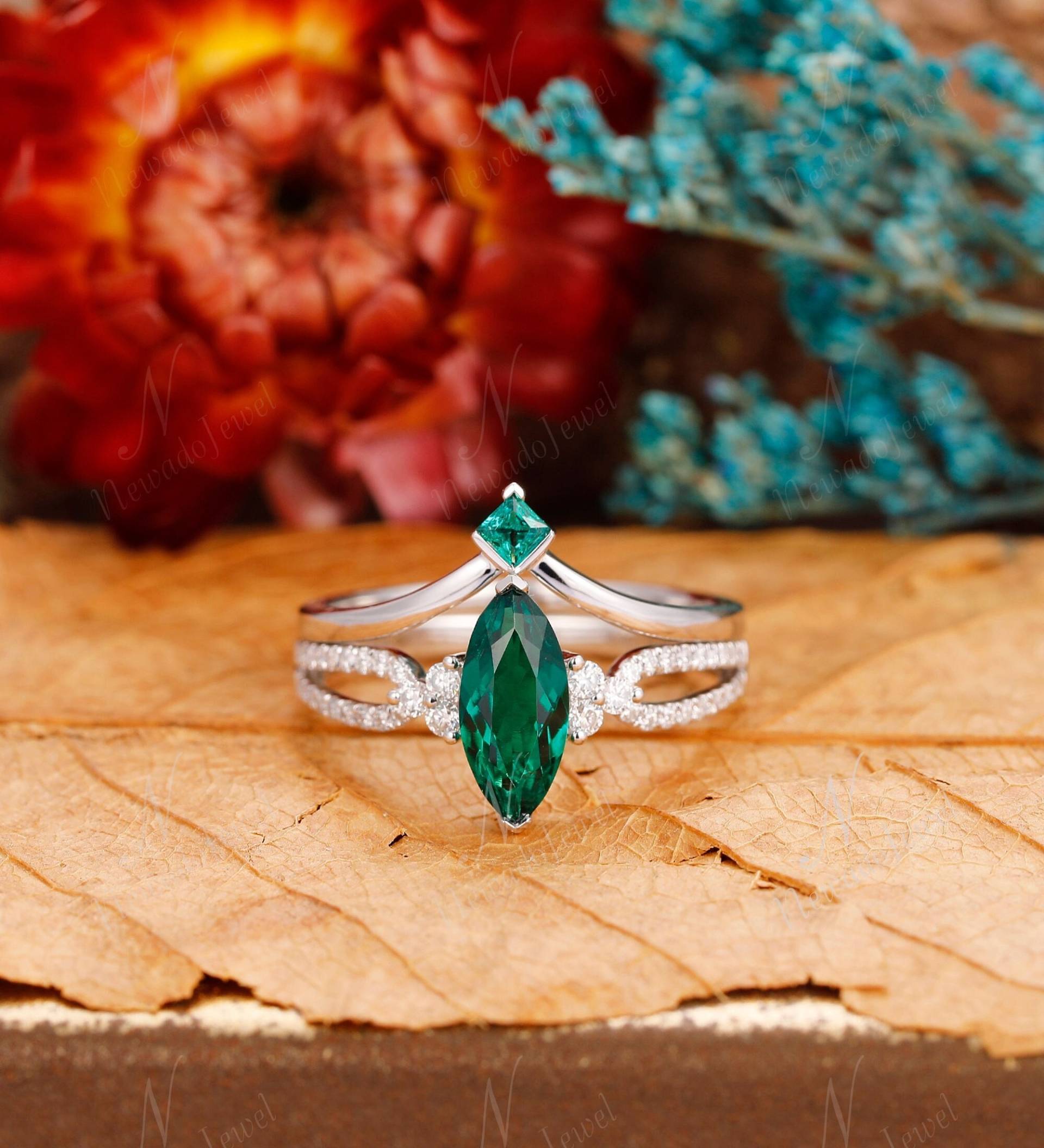 Marquise Cut Smaragd Verlobungsring Set, Mai Birthstone Ring, Jubiläumsring Grüner Edelstein Vintage Versprechen Ring Set von NewadoJewel