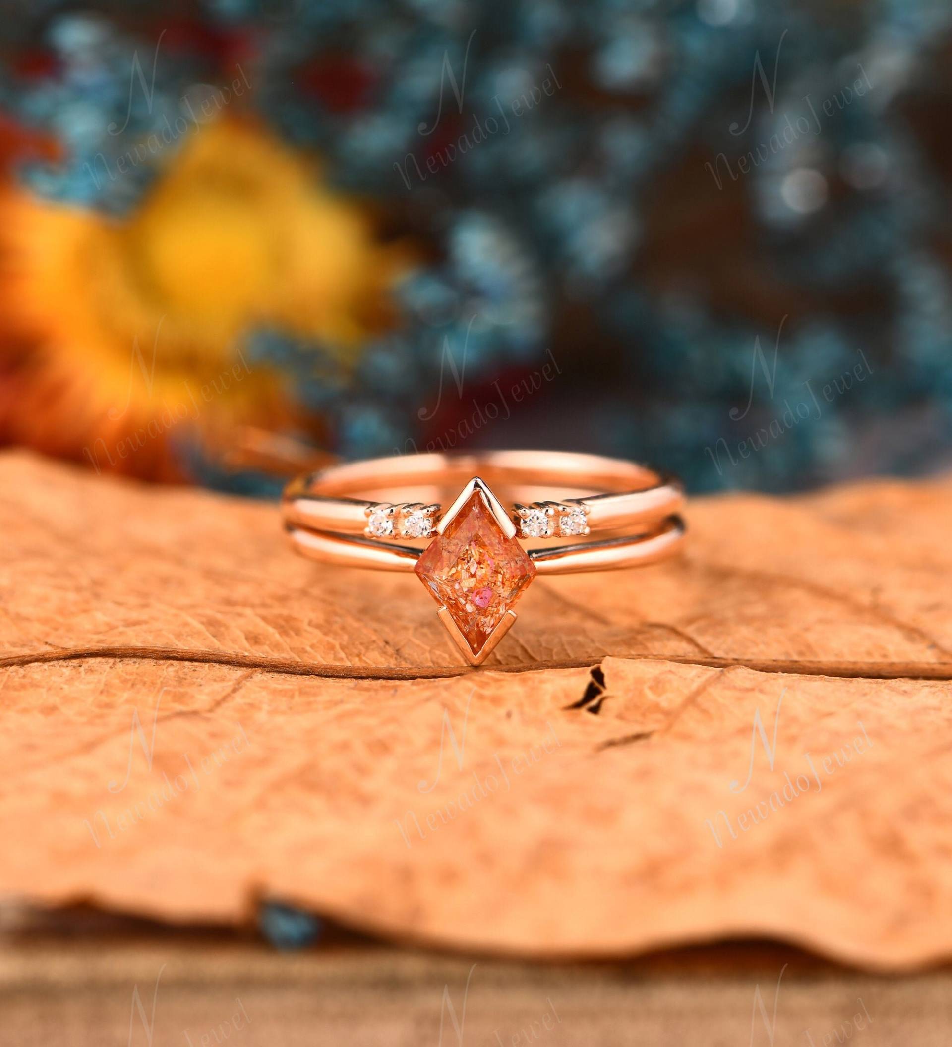 Natürlicher Sonnenstein Braut Set, Rhombus Form Verlobungsring, Vintage Orange Edelstein Ring Zierliche Versprechen Jubiläum Set von NewadoJewel