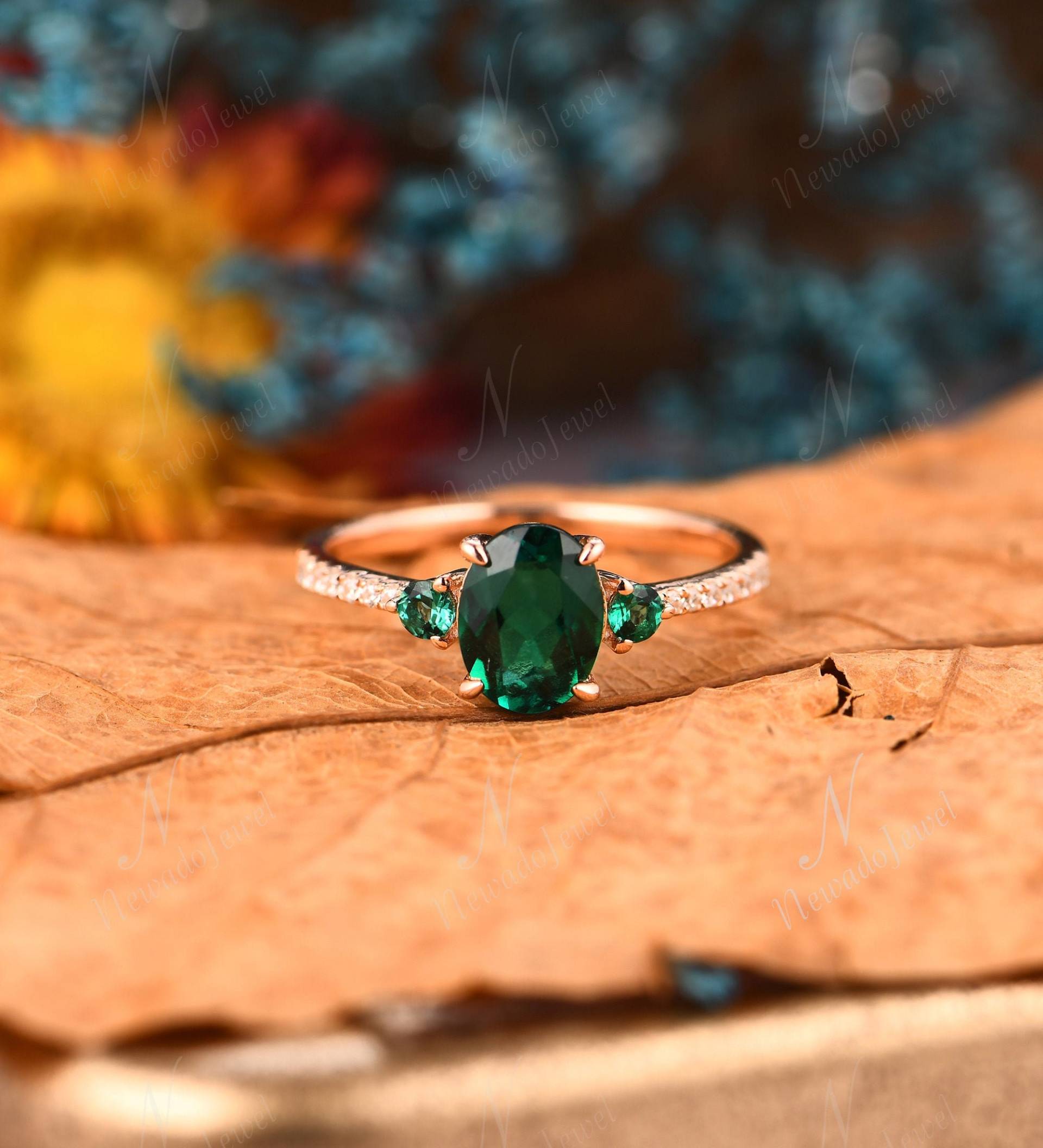 Ovaler Smaragd Verlobungsring, Vintage Art Deco Brautjubiläumsring, Mai Birthstone Ring Für Liebhaber, Zarter Brautschmuck von NewadoJewel